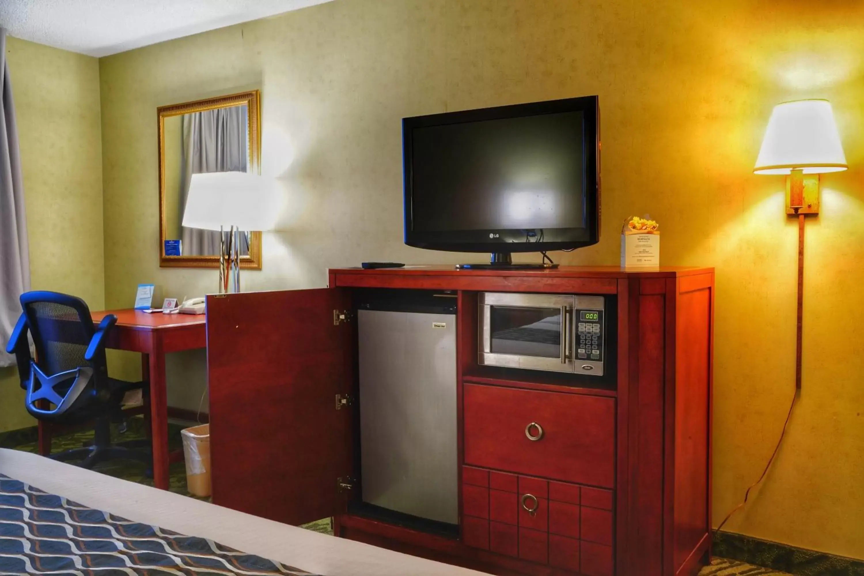 TV and multimedia, TV/Entertainment Center in Baymont by Wyndham Grand Rapids N/Walker