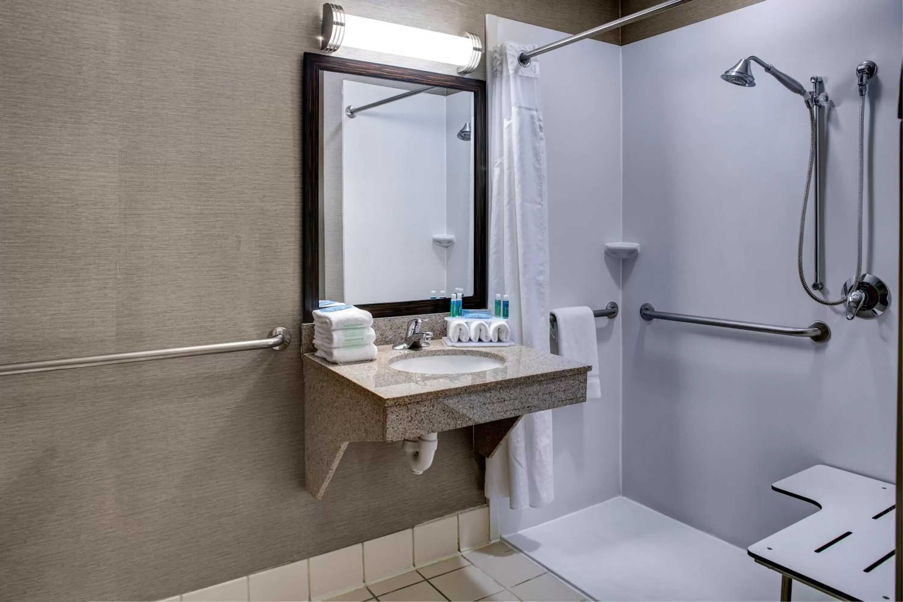 Photo of the whole room, Bathroom in Holiday Inn Express Hotel & Suites Pittsburgh-South Side, an IHG Hotel