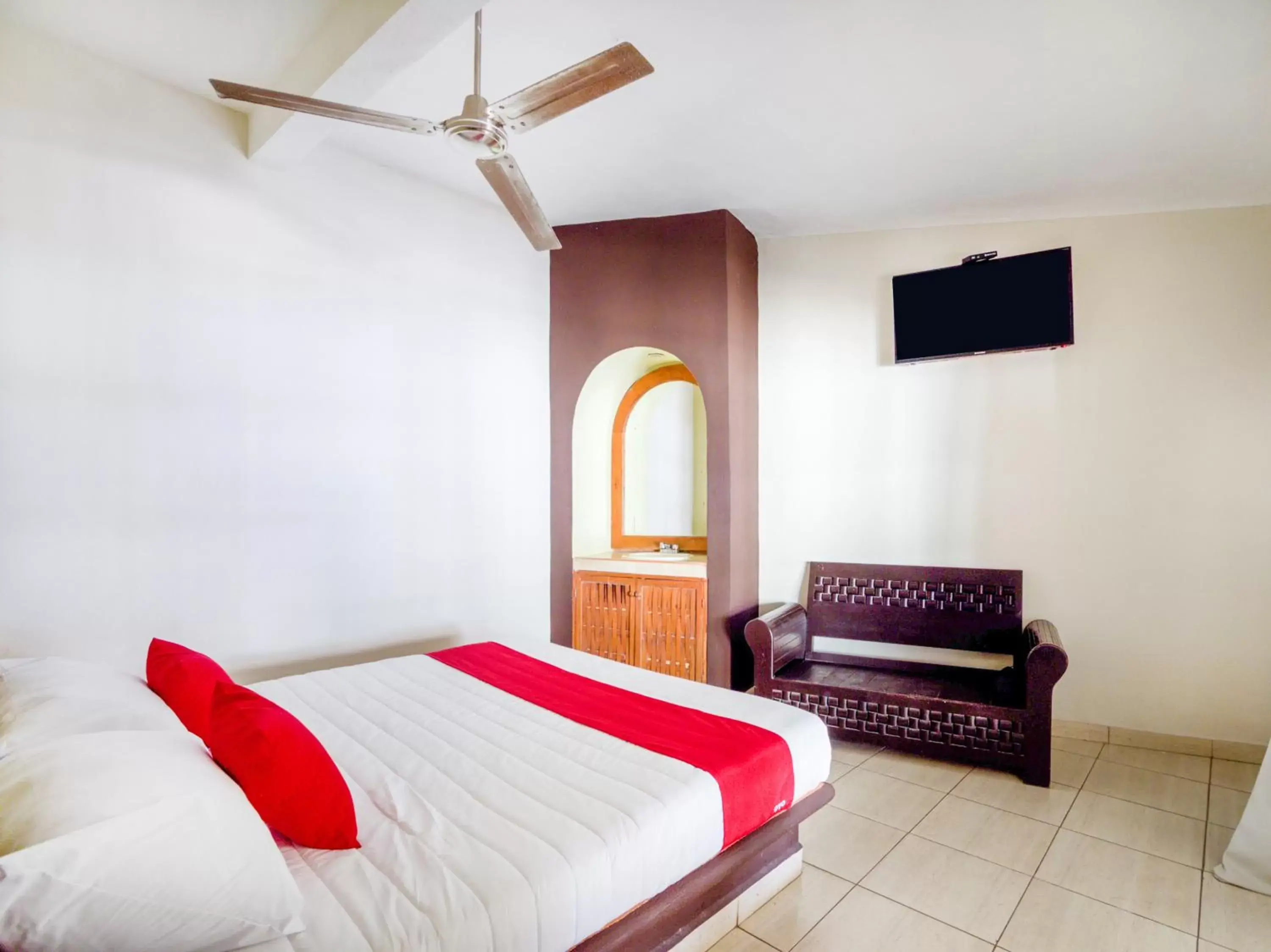 Bedroom, Bed in OYO Hotel Posada Lys, Zihuatanejo