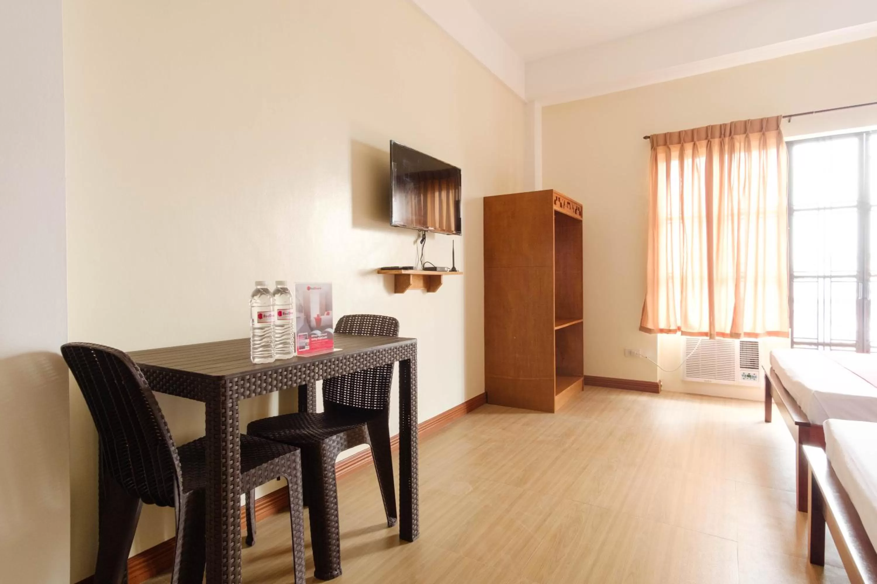 Seating area in RedDoorz Plus near Johnson and Johnson Paranaque