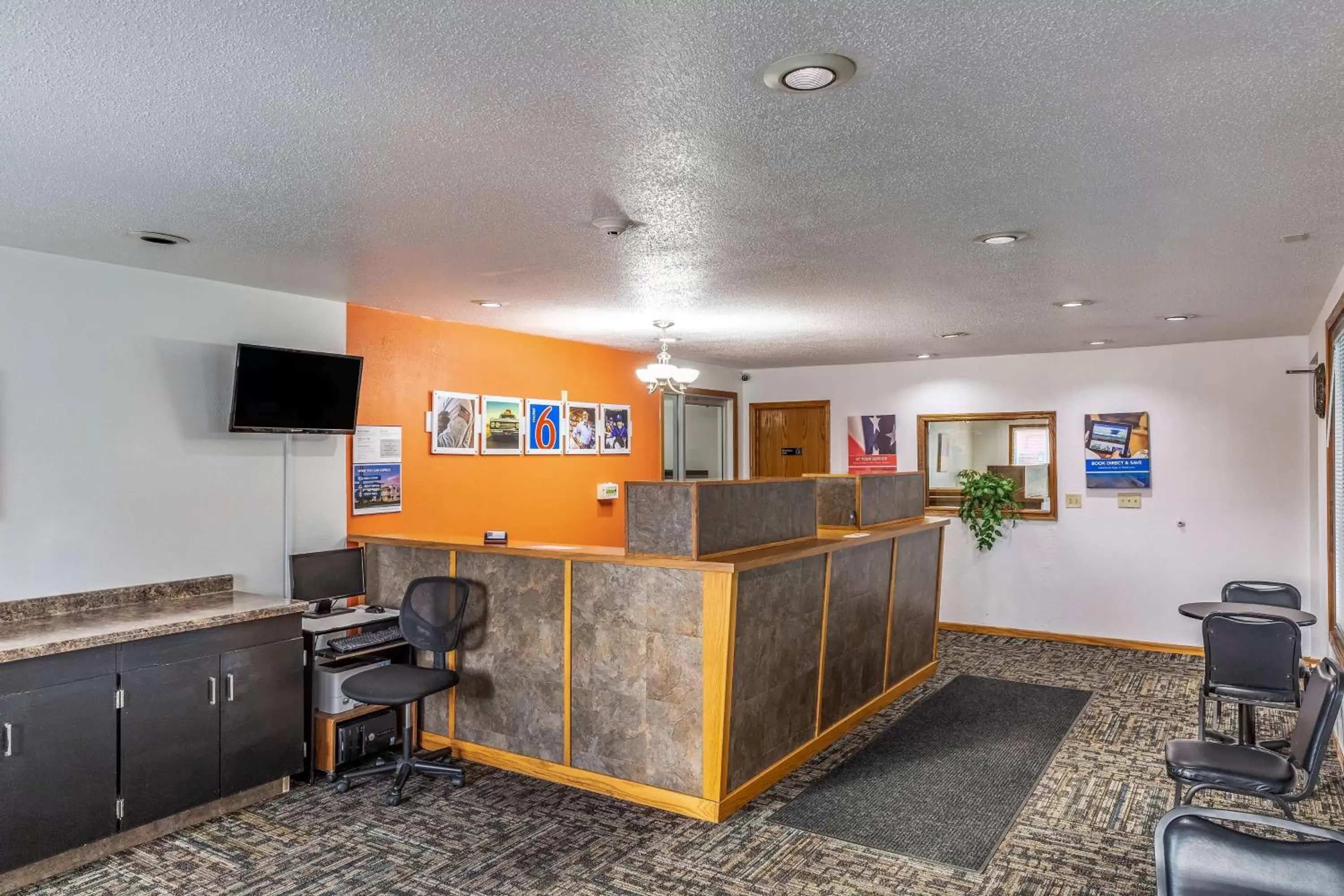 Communal lounge/ TV room in Motel 6-Fond Du Lac, WI