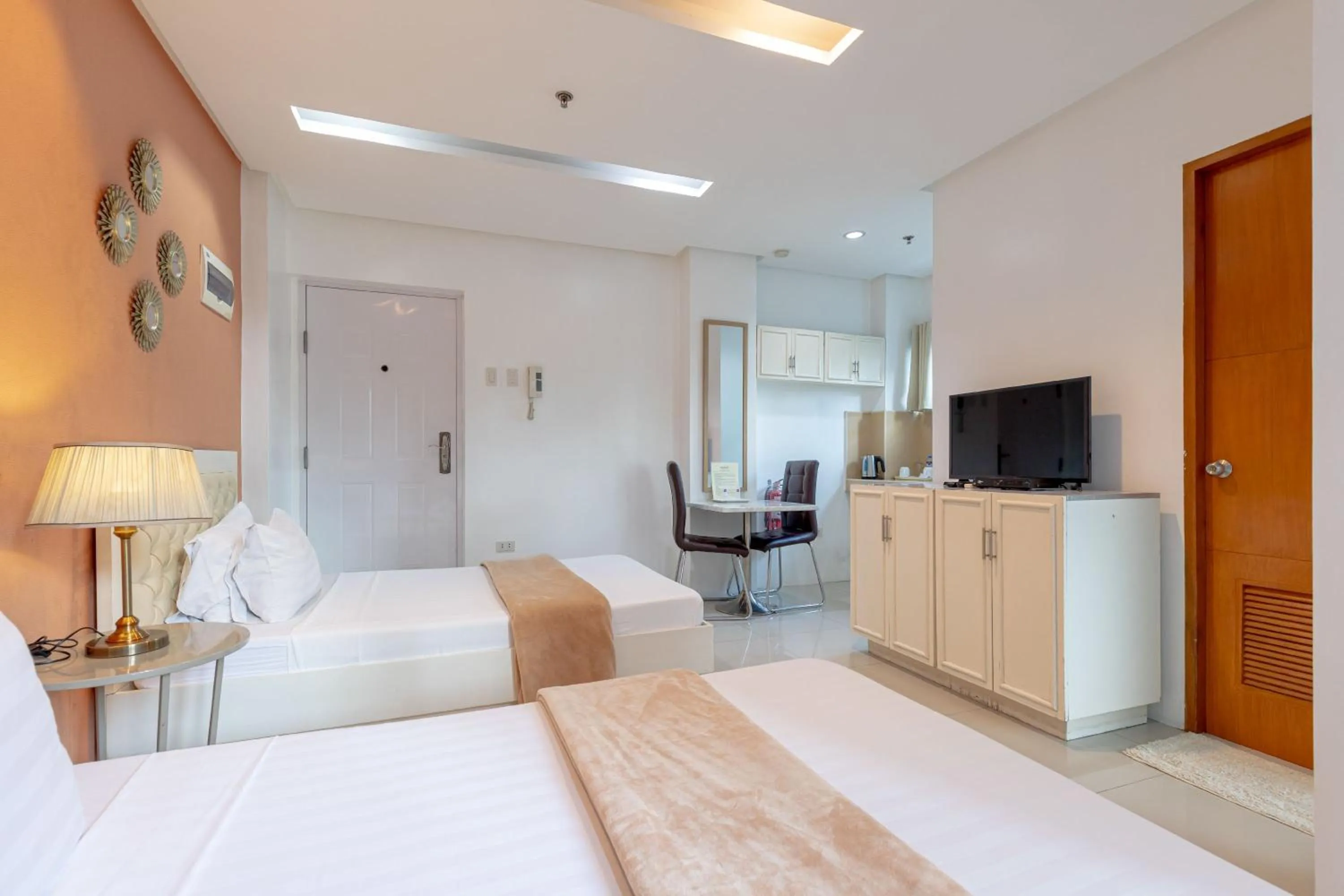 TV and multimedia, Bed in Baymont Suites & Residences