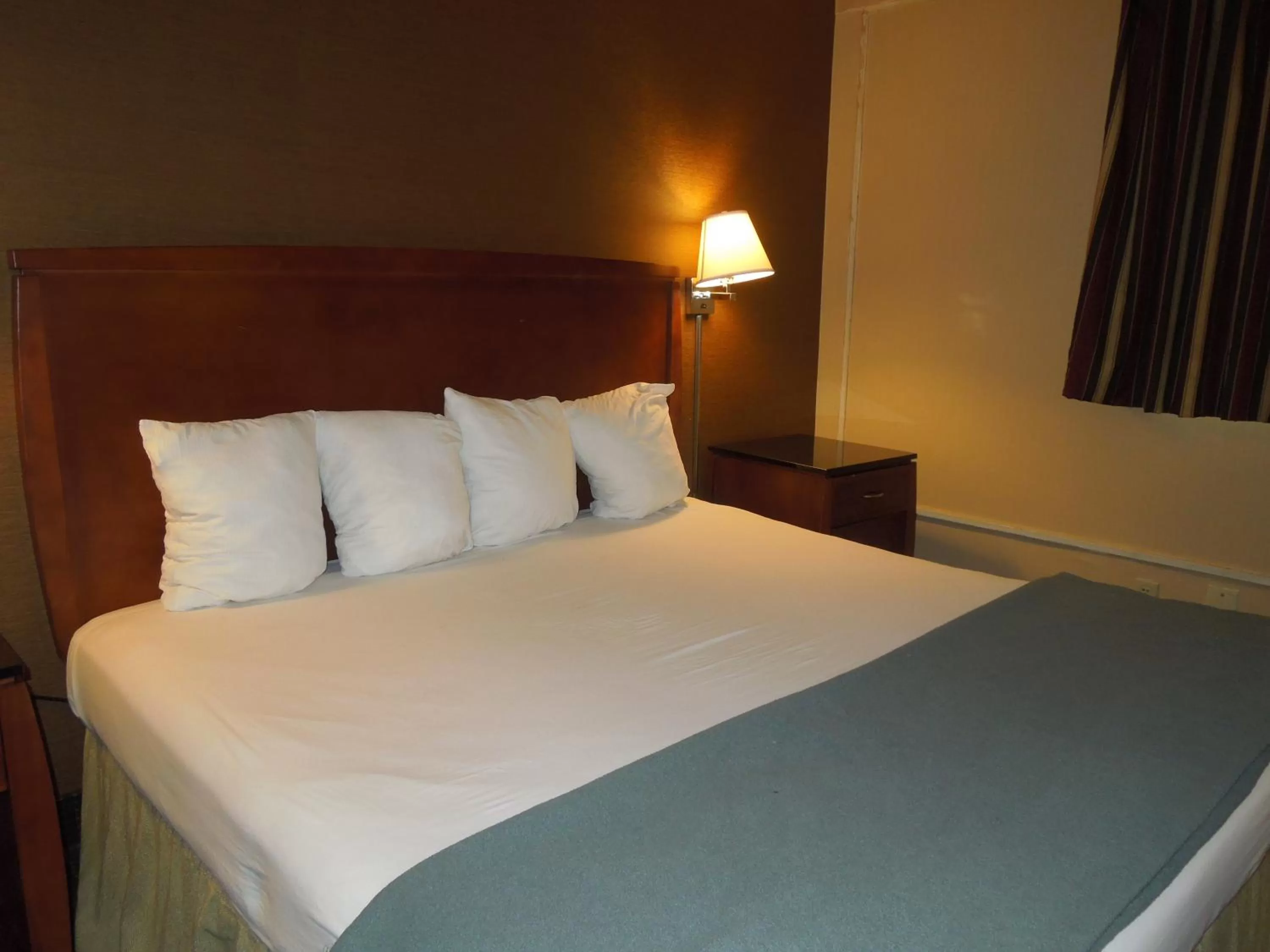 Bedroom, Bed in Travelodge by Wyndham Silver Spring