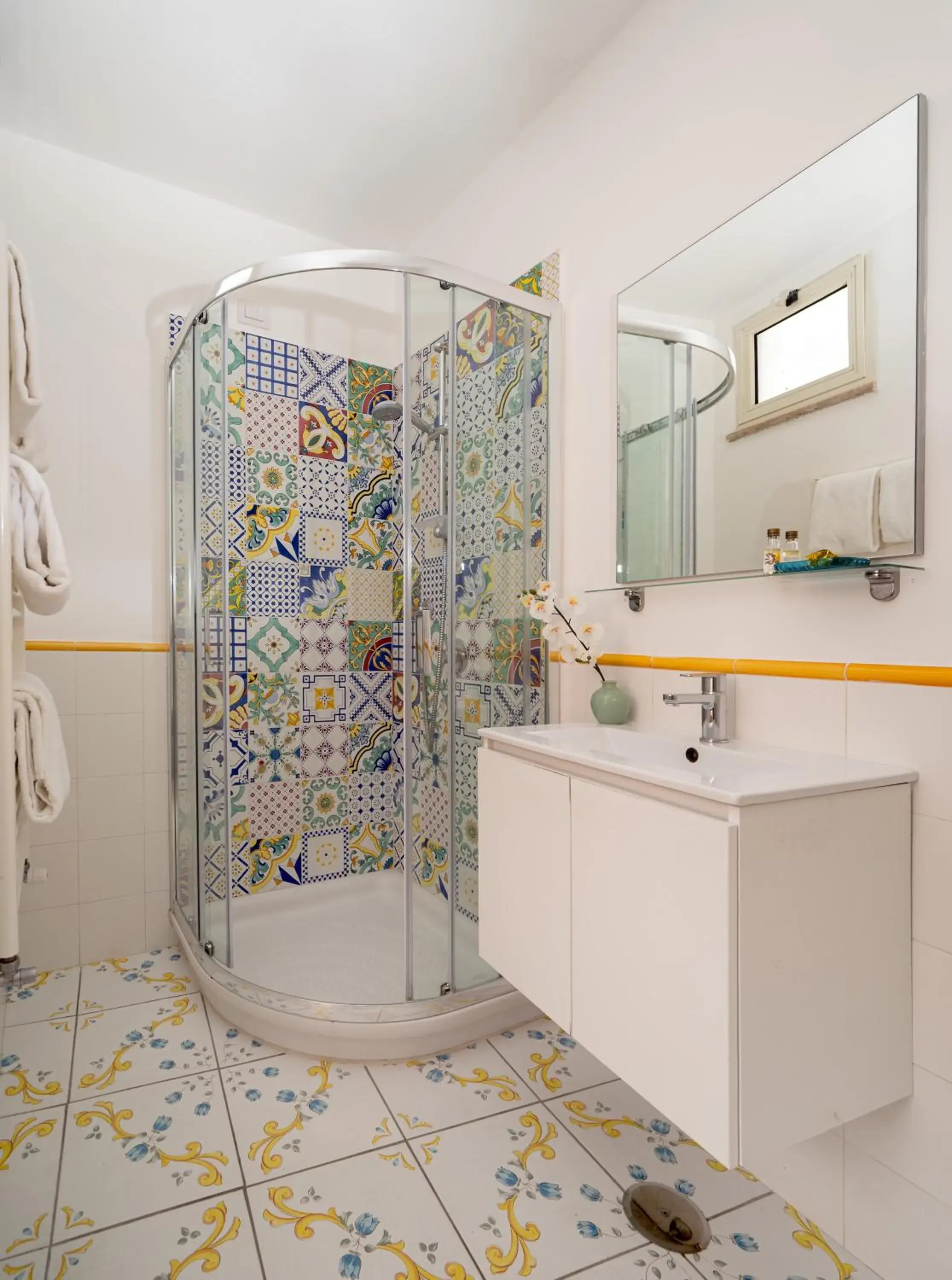 Shower, Bathroom in Hotel Il Girasole