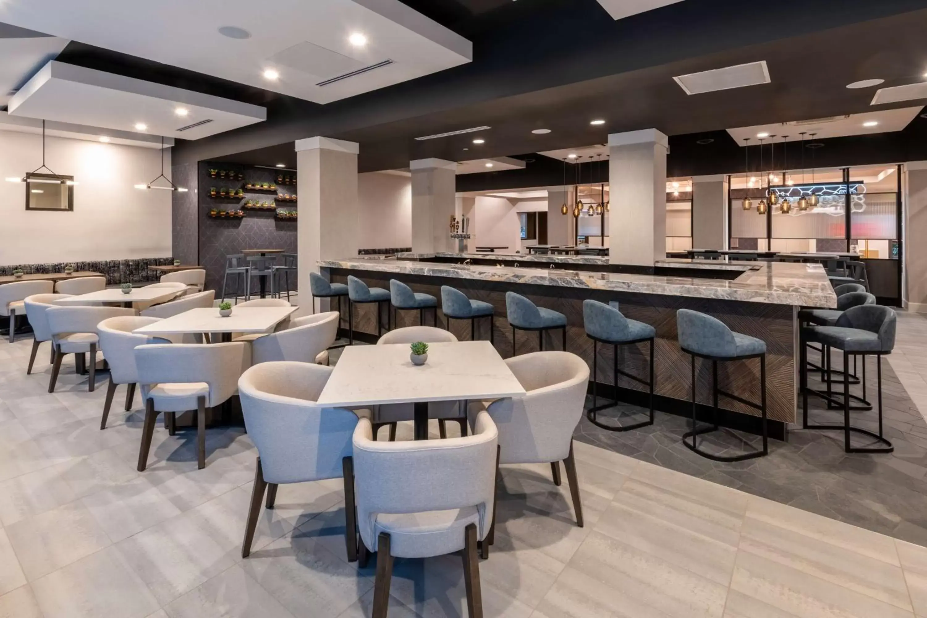 Lounge or bar, Restaurant/Places to Eat in DoubleTree by Hilton Denver Cherry Creek, CO