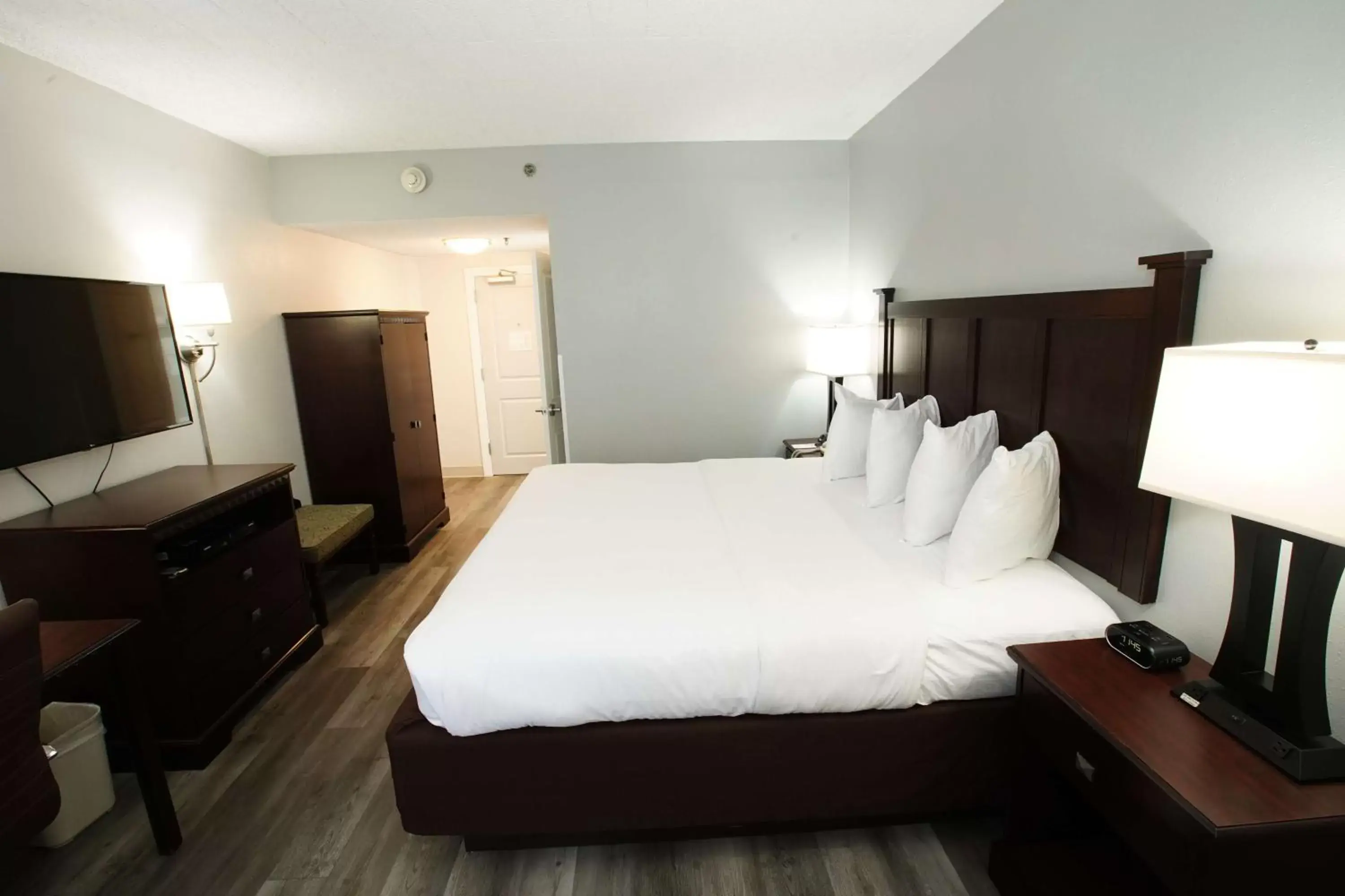 Photo of the whole room, Bed in Best Western Paramus Hotel & Suites
