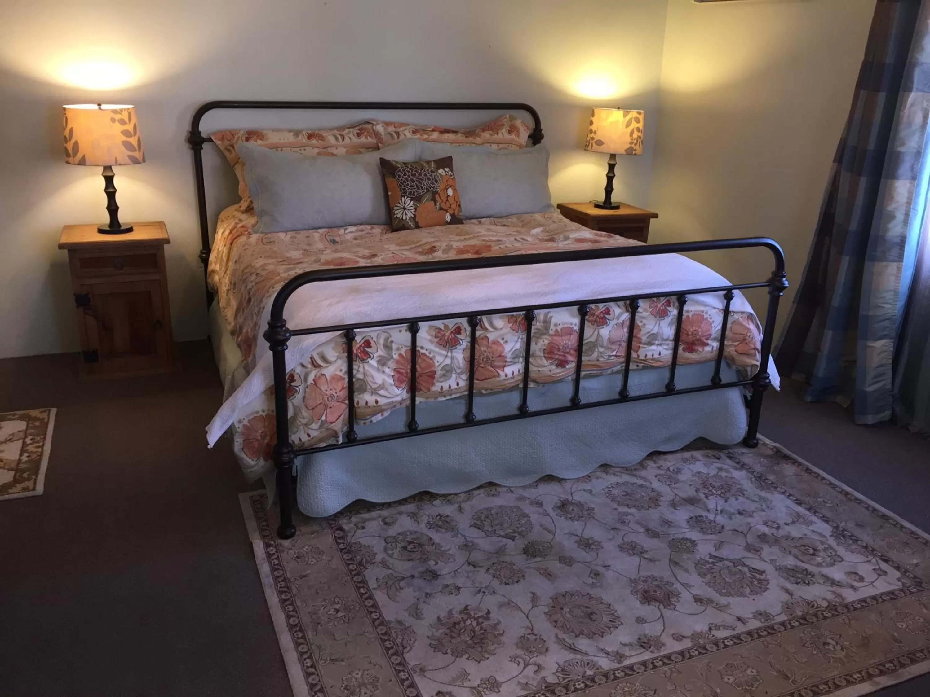 Photo of the whole room, Bed in Casa de Tres Lunas/House of Three Moons