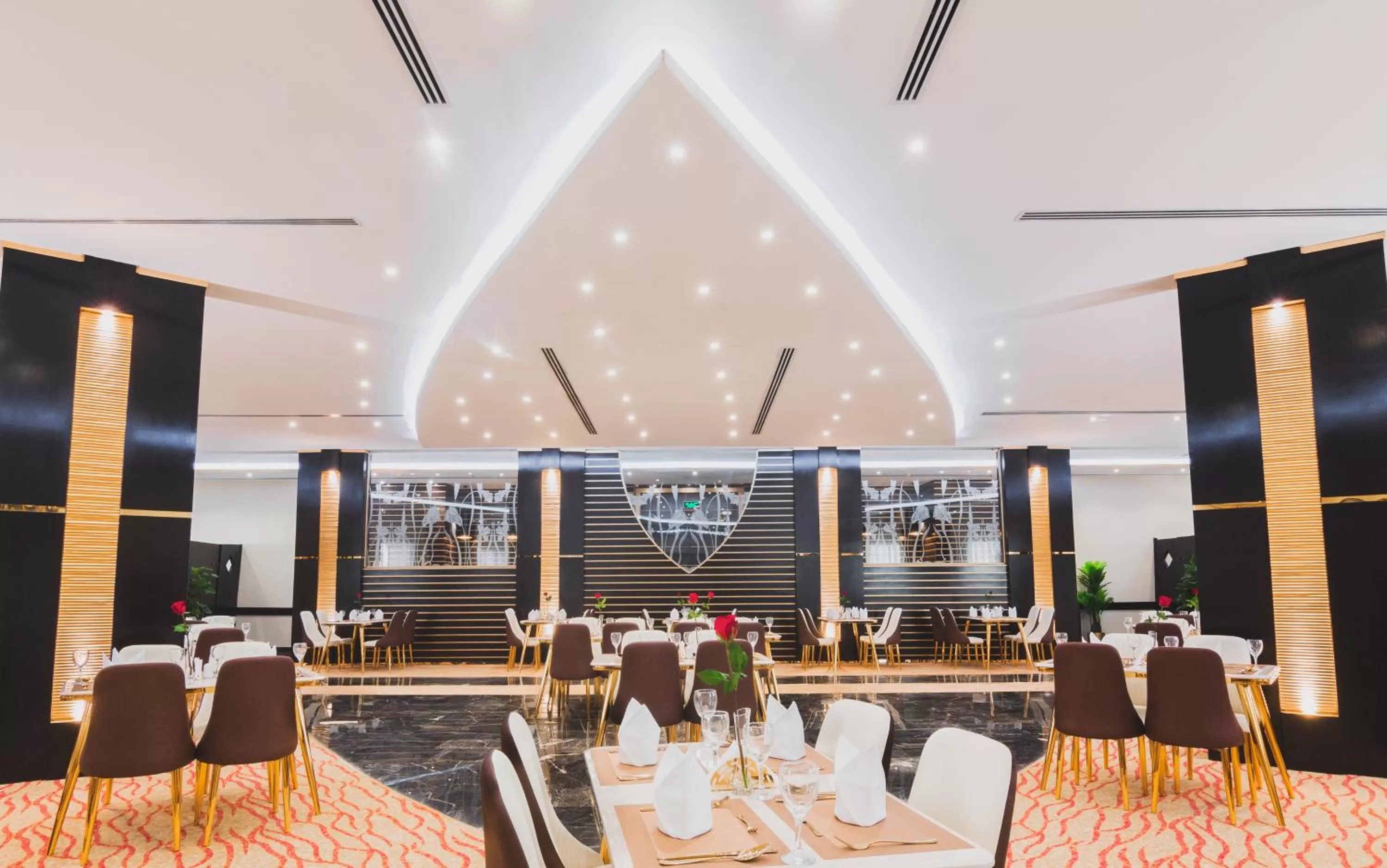 Restaurant/places to eat in Golden Ship Hotel