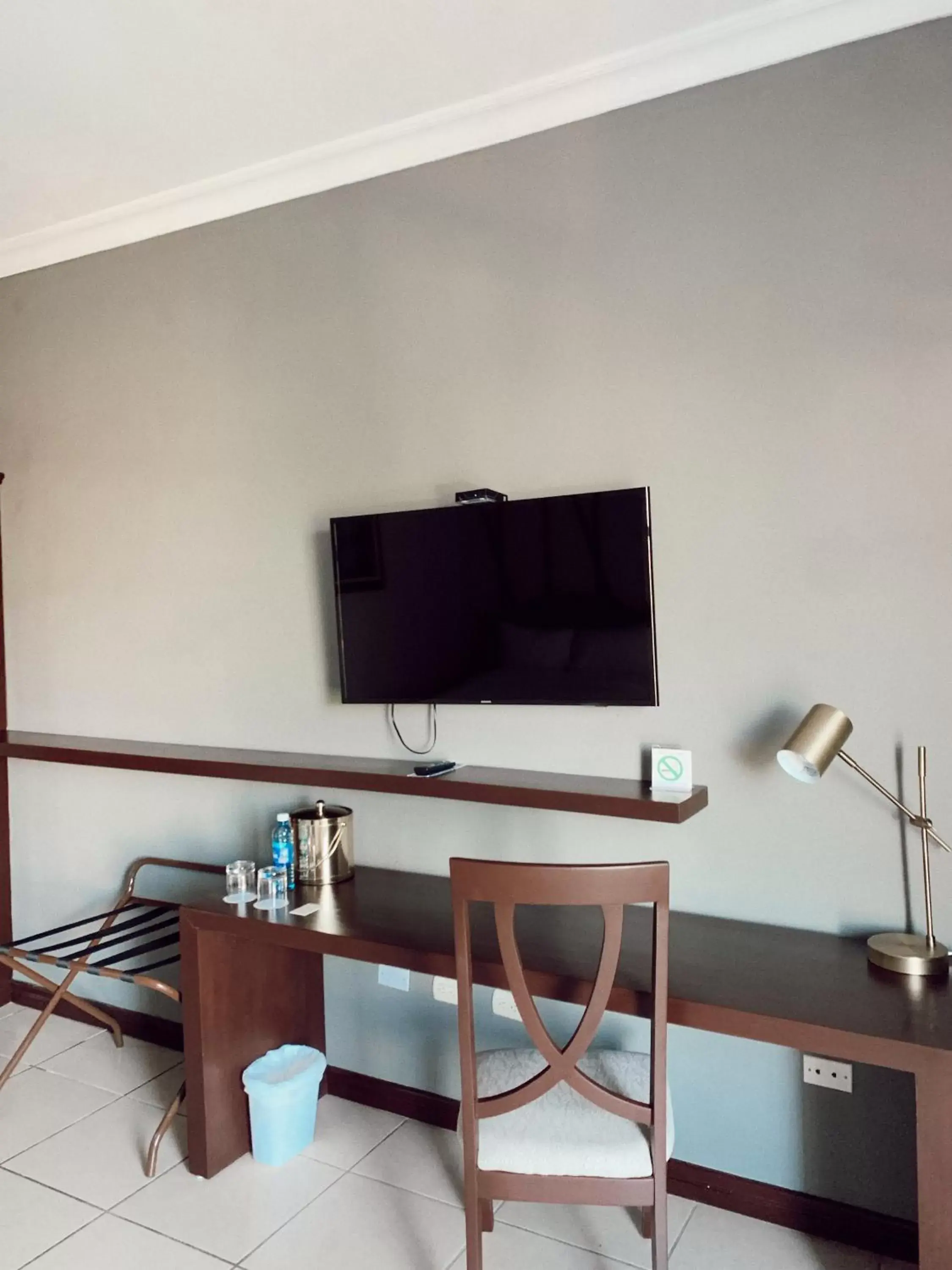 TV and multimedia, TV/Entertainment Center in Hotel Mirador Plaza