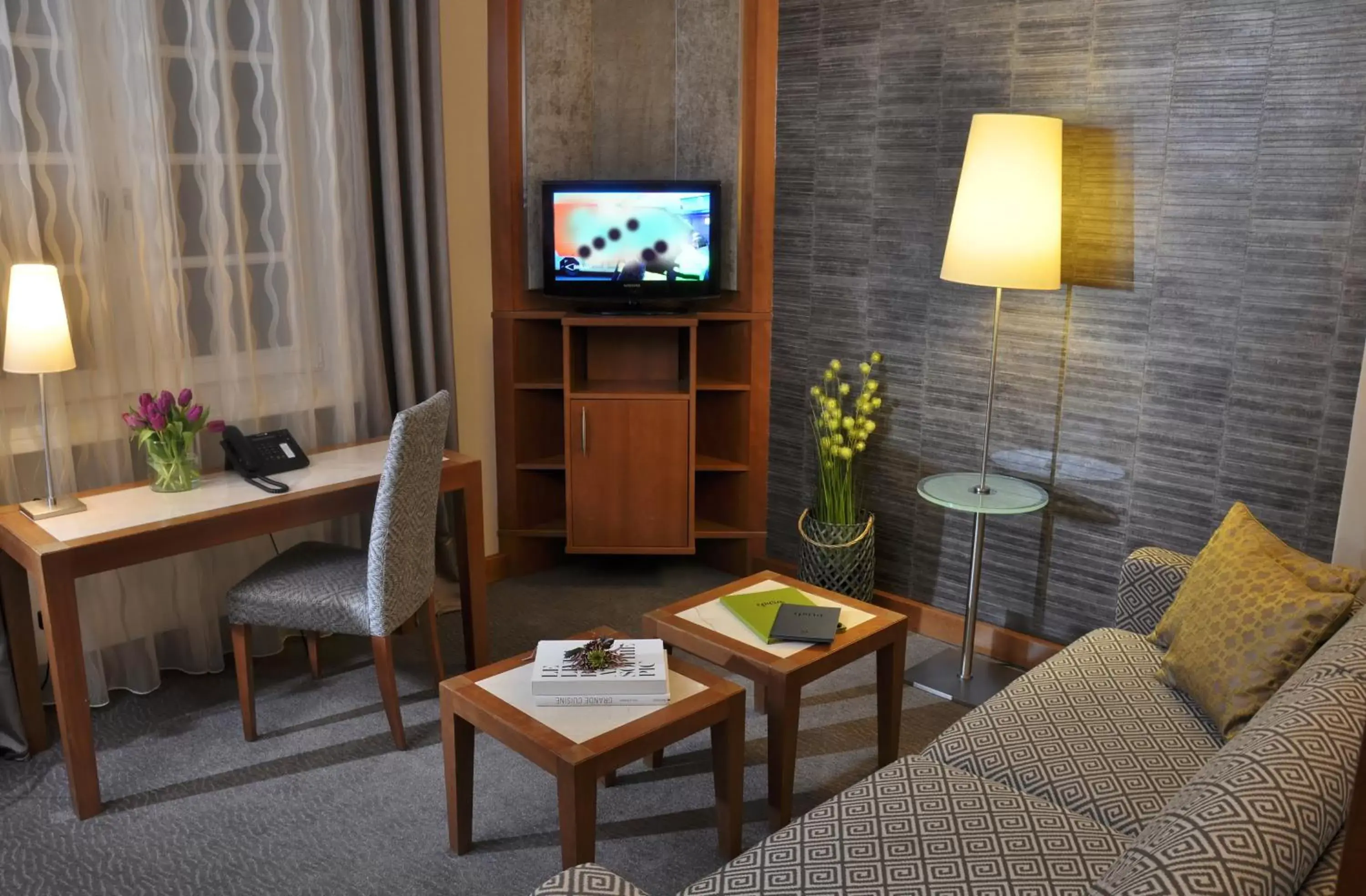 Bed, TV/Entertainment Center in Hotel Eggers Hamburg