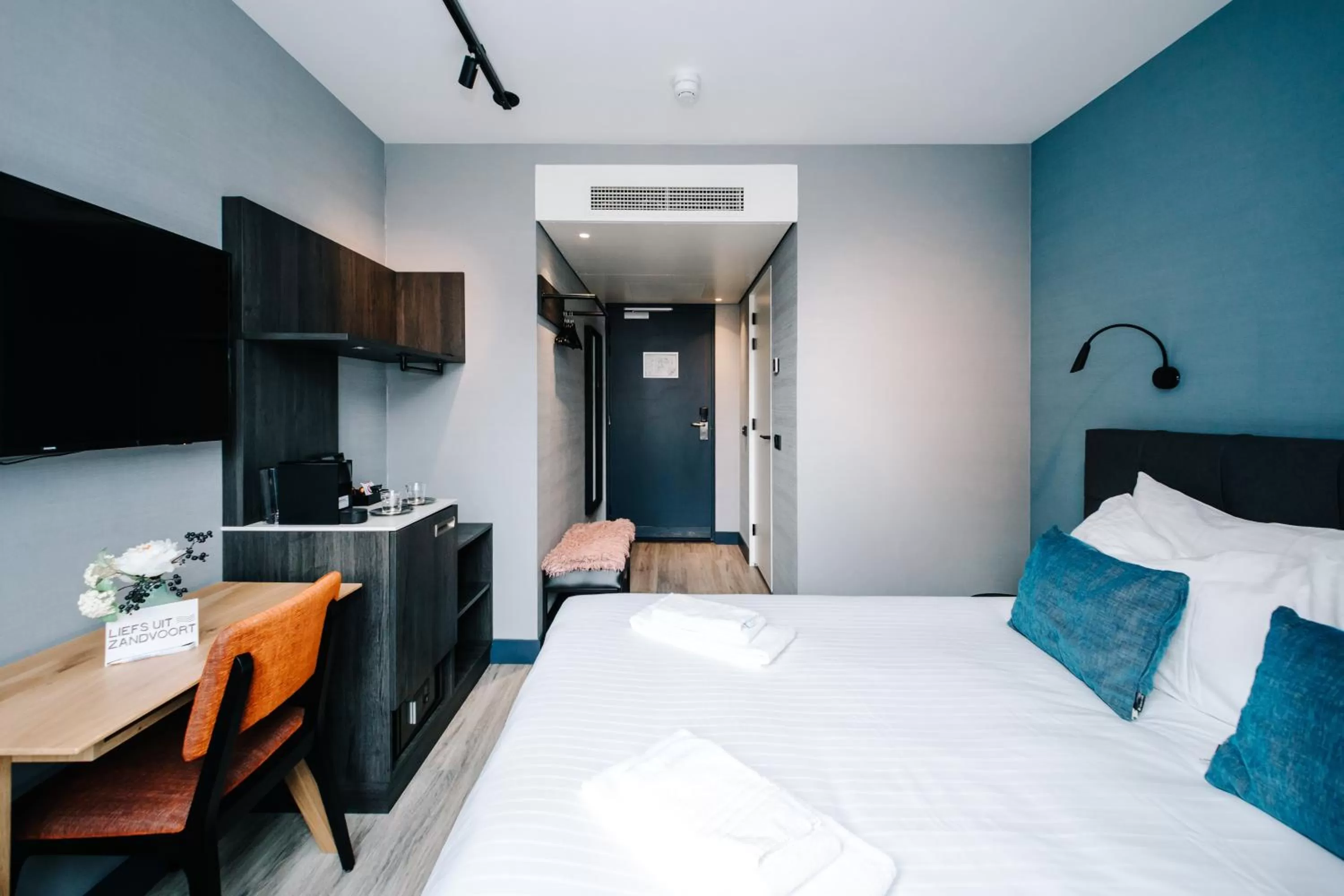 Bed in Amsterdam Beach Hotel