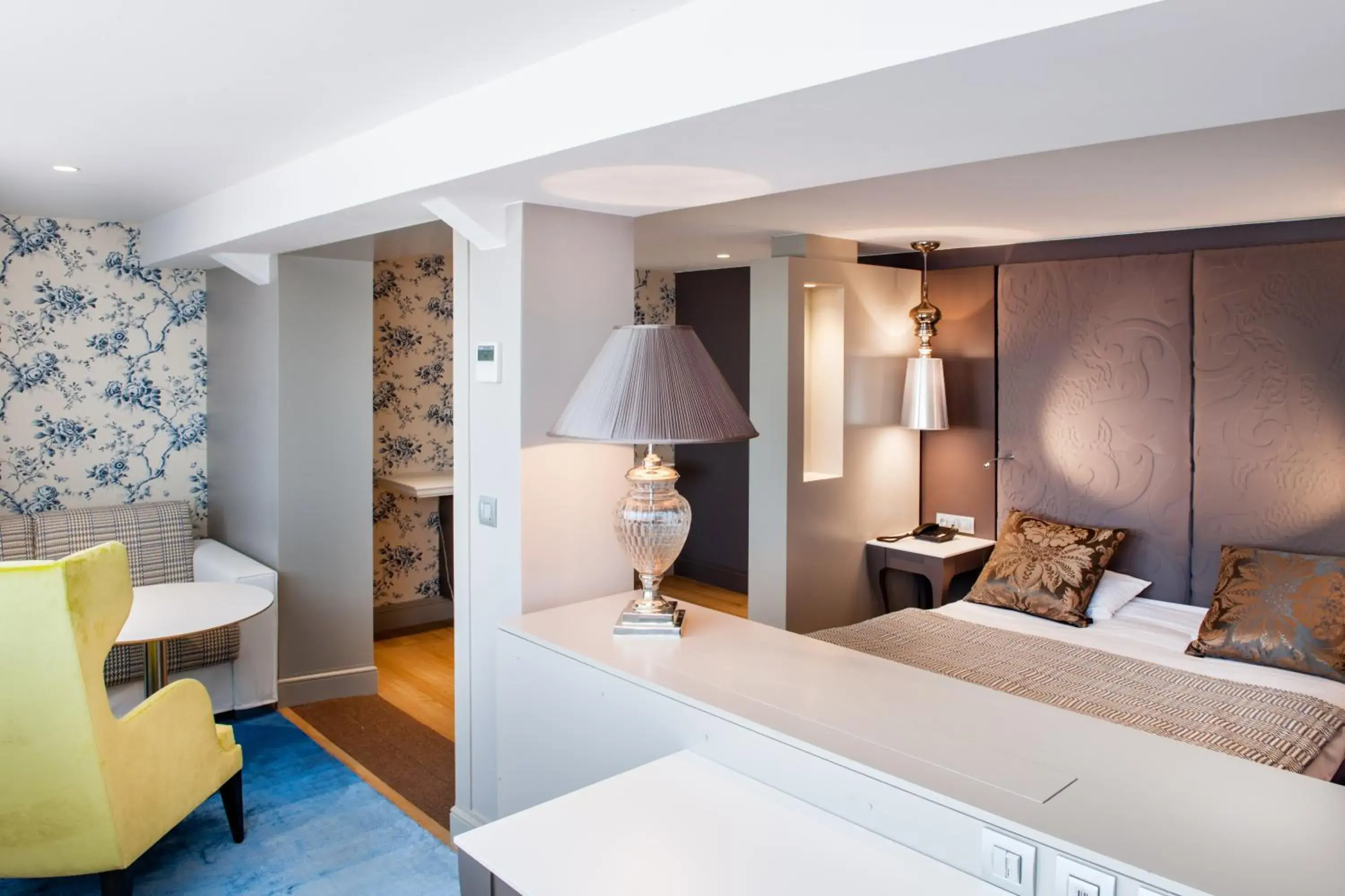 Bedroom, Bed in Grand Hotel Gallia & Londres