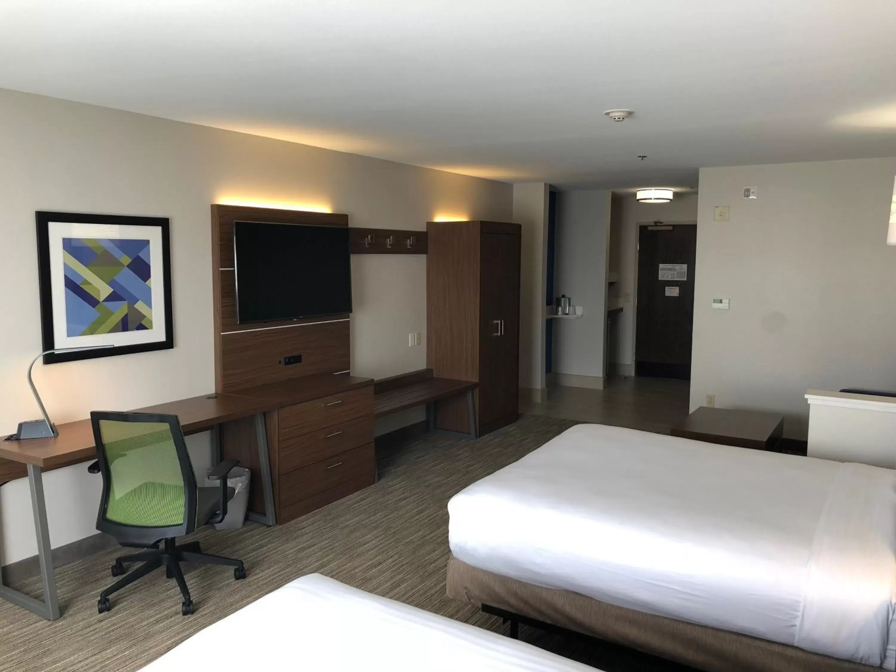 Photo of the whole room, TV/Entertainment Center in Holiday Inn Express Arlington Interstate 20 Parks Mall, an IHG Hotel