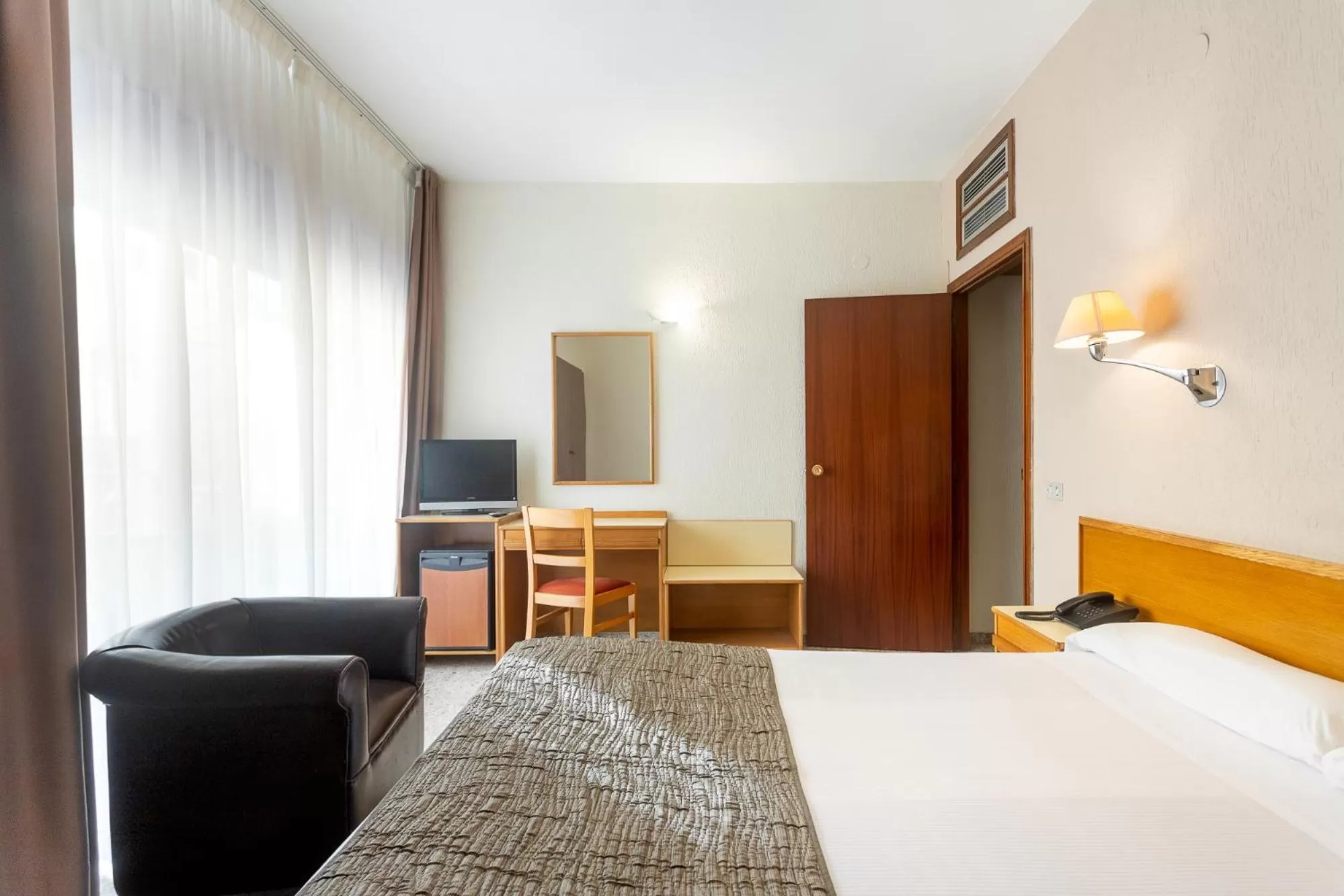 Bedroom, Bed in Hotel Leuka