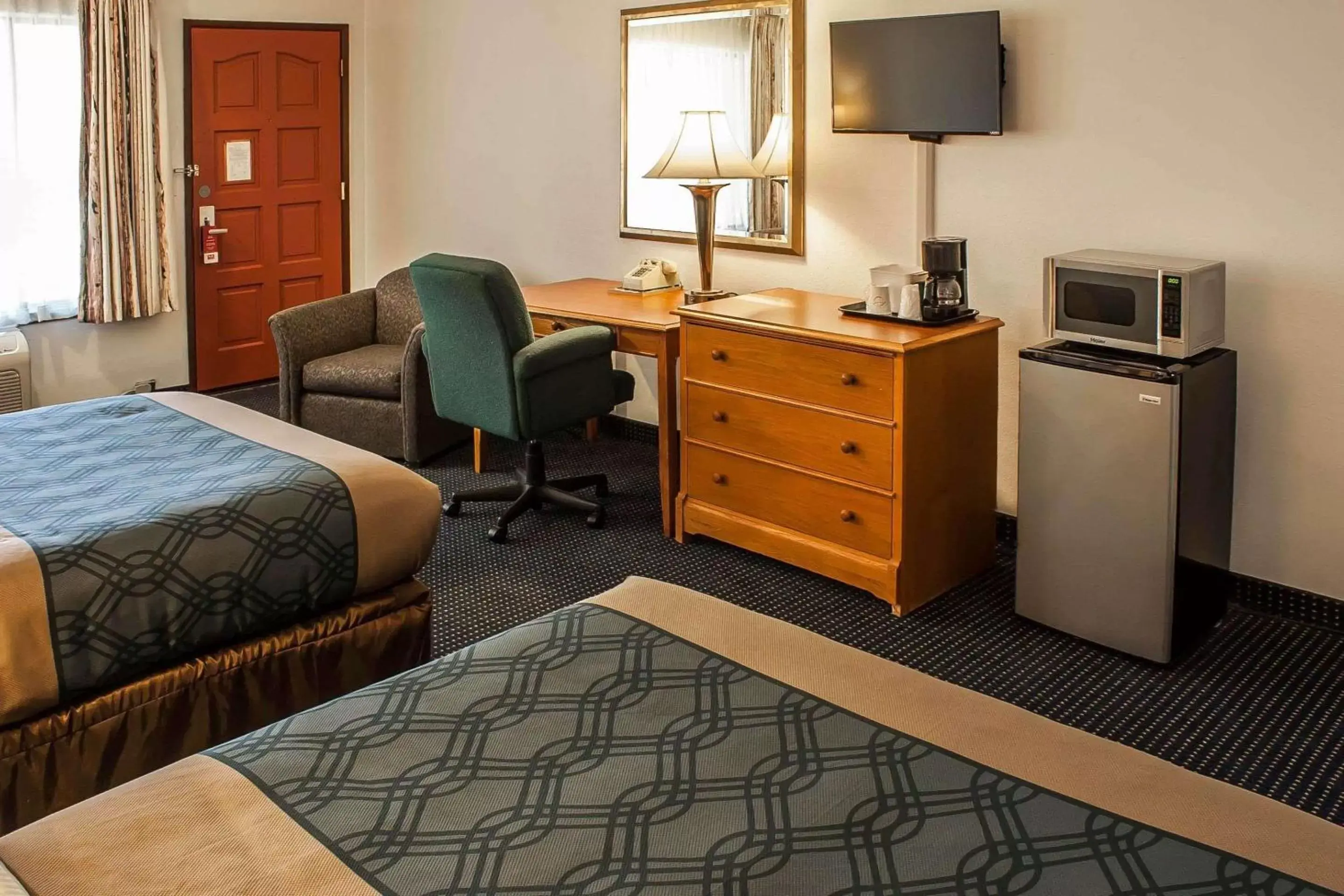 Photo of the whole room, Bed in Econo Lodge Inn & Suites Hoquiam