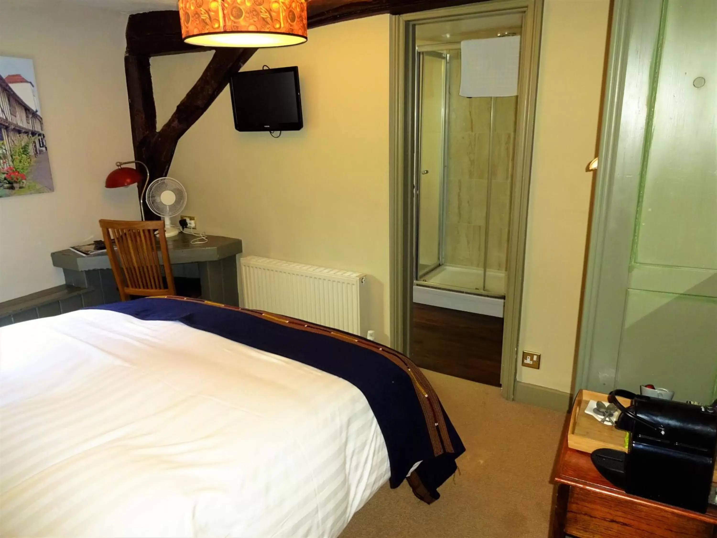 Photo of the whole room, Bed in The Cross Keys