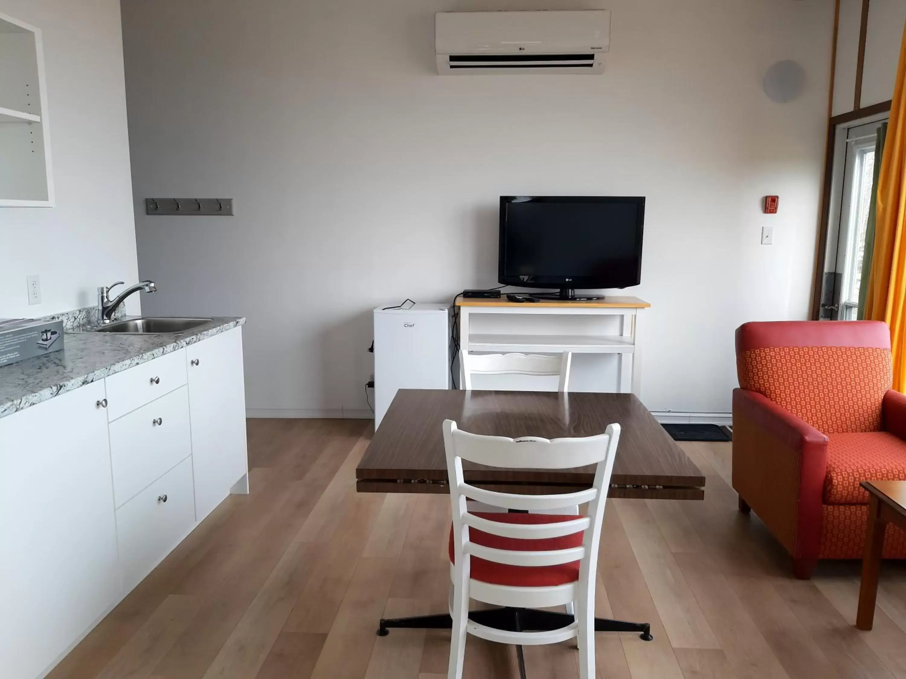 Living room, TV/Entertainment Center in Balmoral Motel