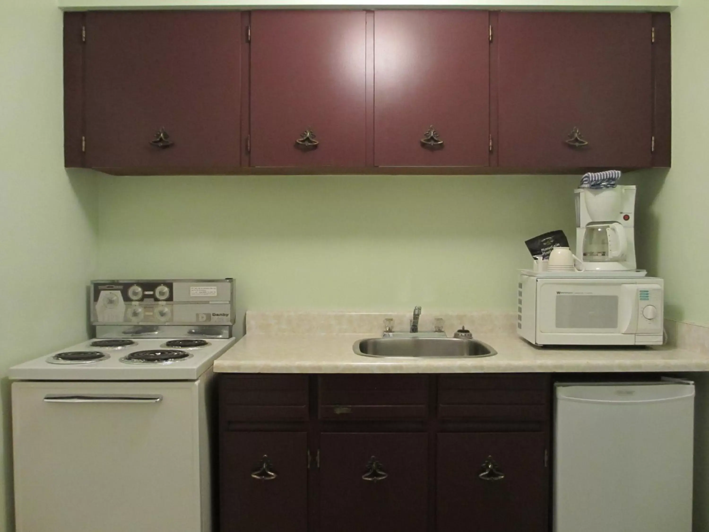 Kitchen or kitchenette, Kitchen/Kitchenette in Windsor Motel