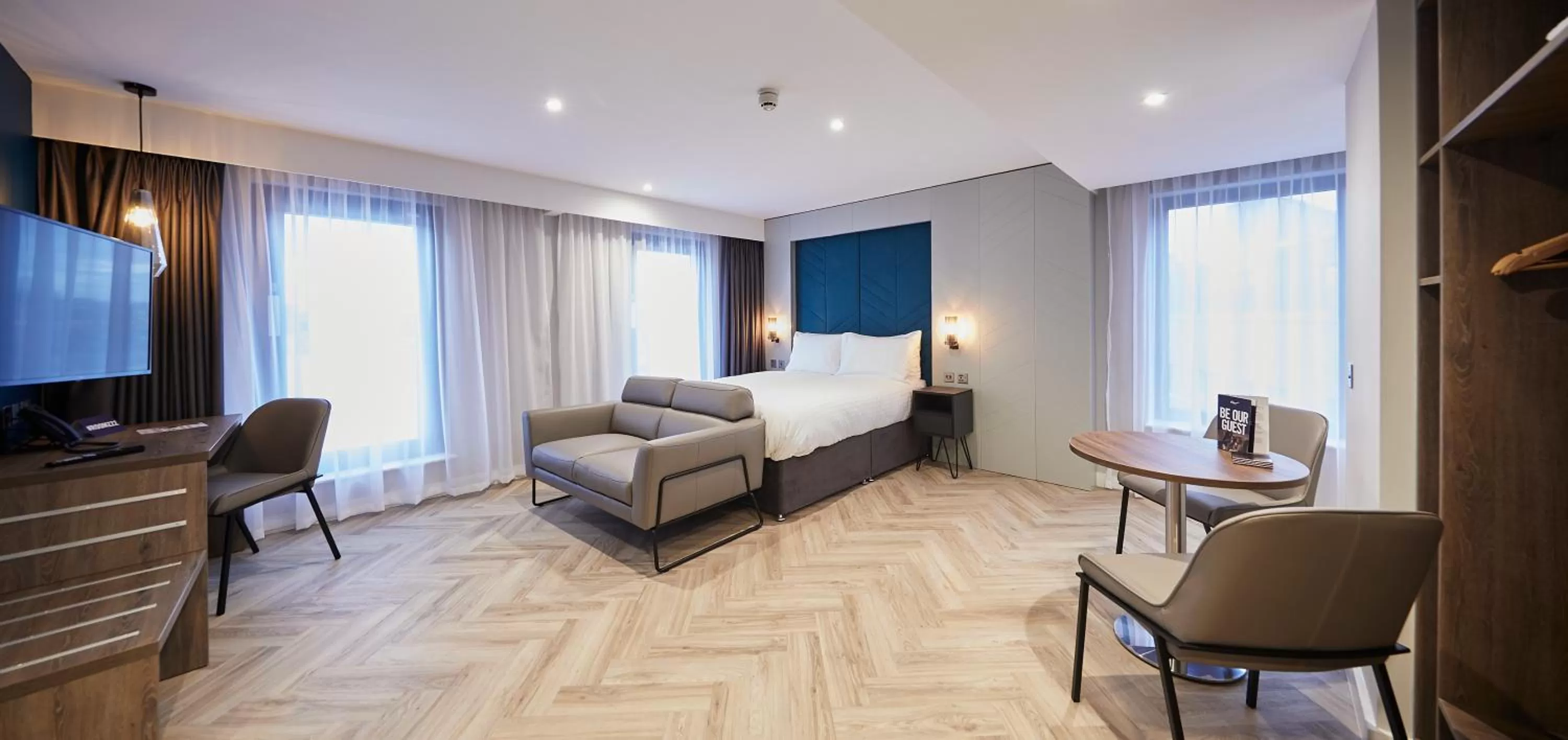 Living room, Bed in Roomzzz York City