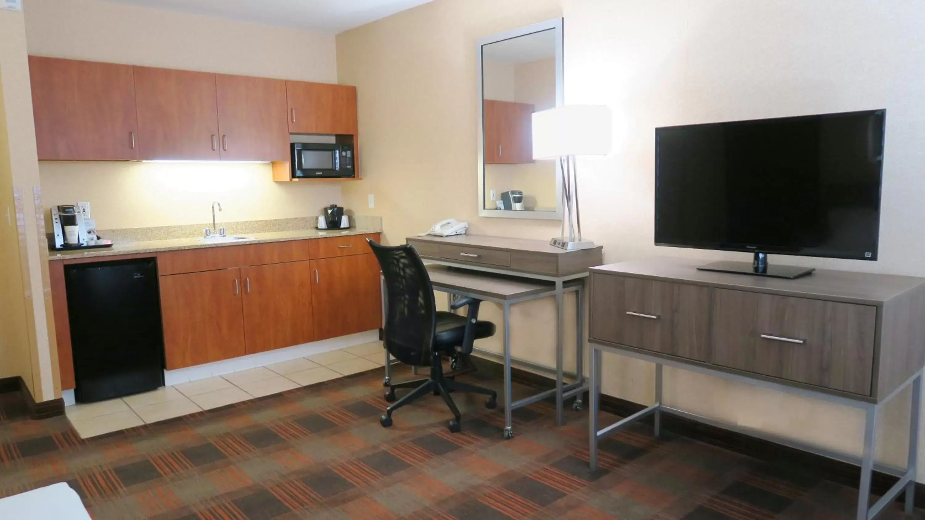 Photo of the whole room, TV/Entertainment Center in HOLIDAY INN EXPRESS & SUITES ELK GROVE CENTRAL - HWY 99, an IHG Hotel