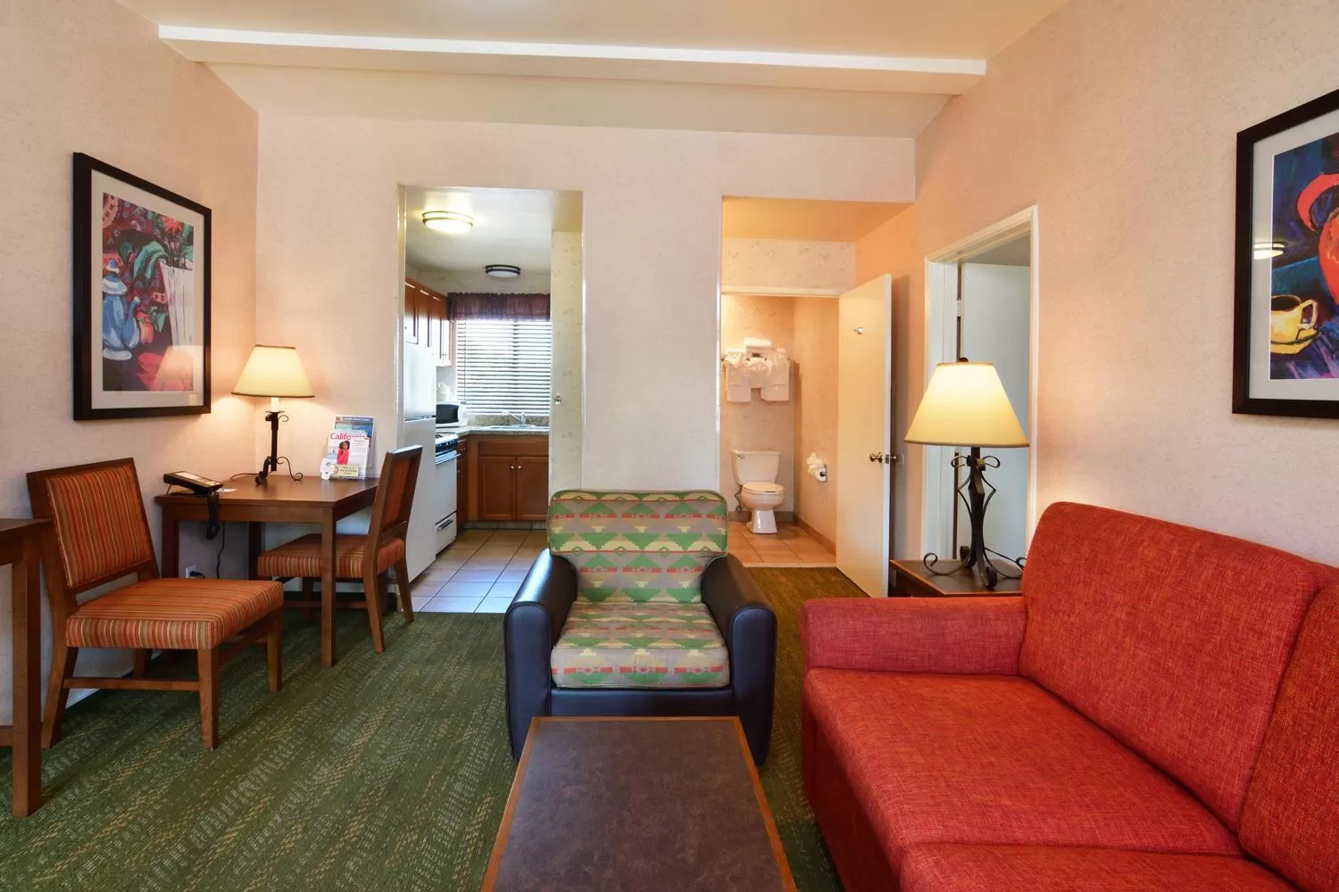 Living room in Lamplighter Inn & Suites at SDSU