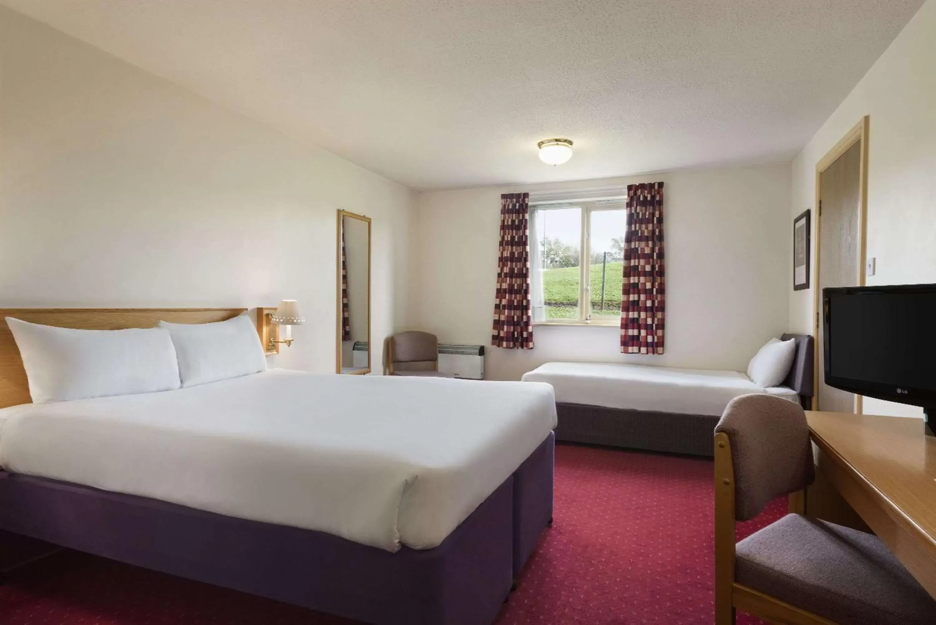 Photo of the whole room in Days Inn Tewkesbury