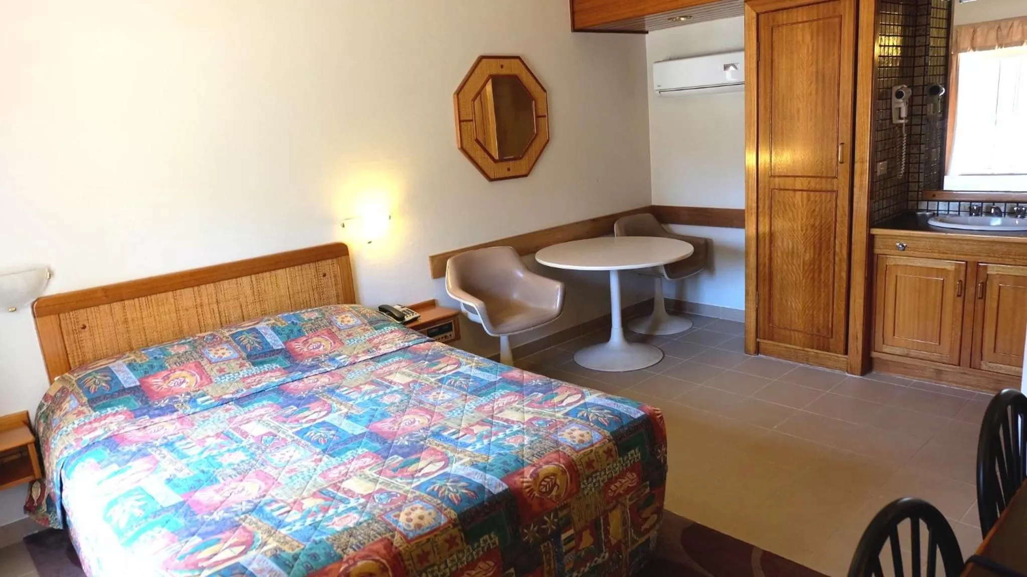 Deluxe Queen Room in Ascot Motor Inn