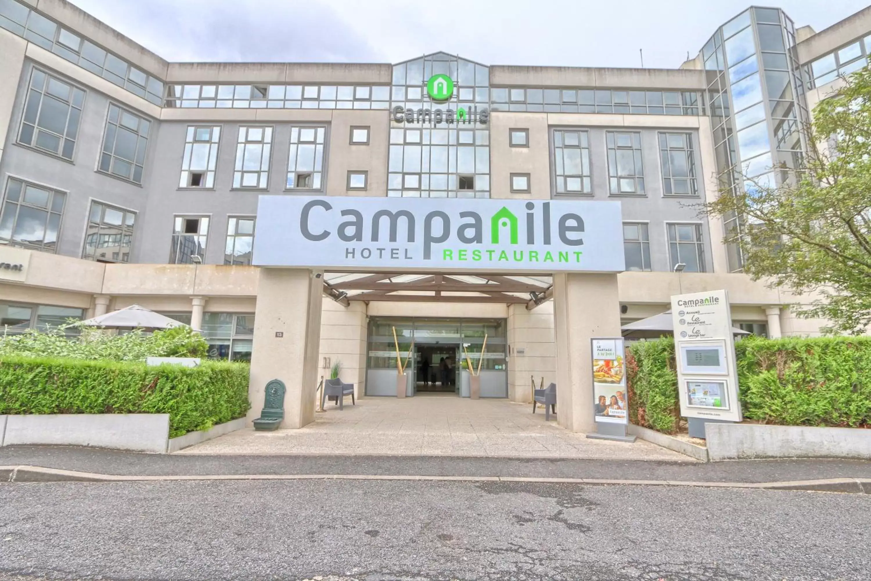 Property building, Facade/Entrance in Hotel Campanile Roissy