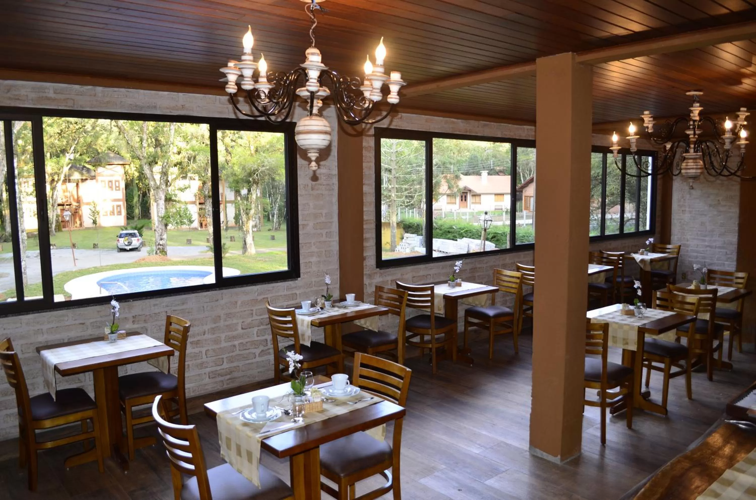 Restaurant/places to eat in Pousada Toca Da Coruja