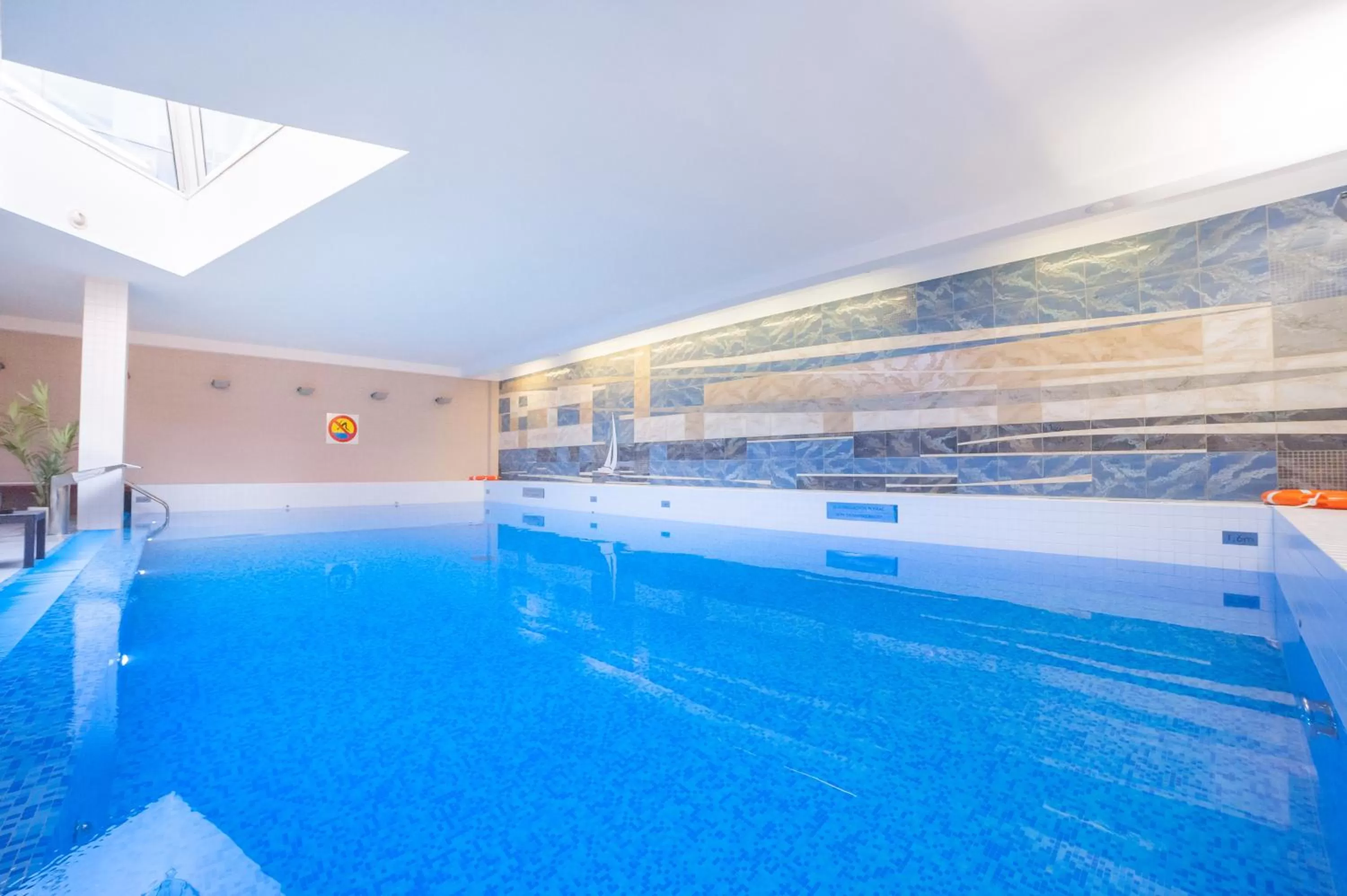 Swimming pool in Premier Kraków Hotel