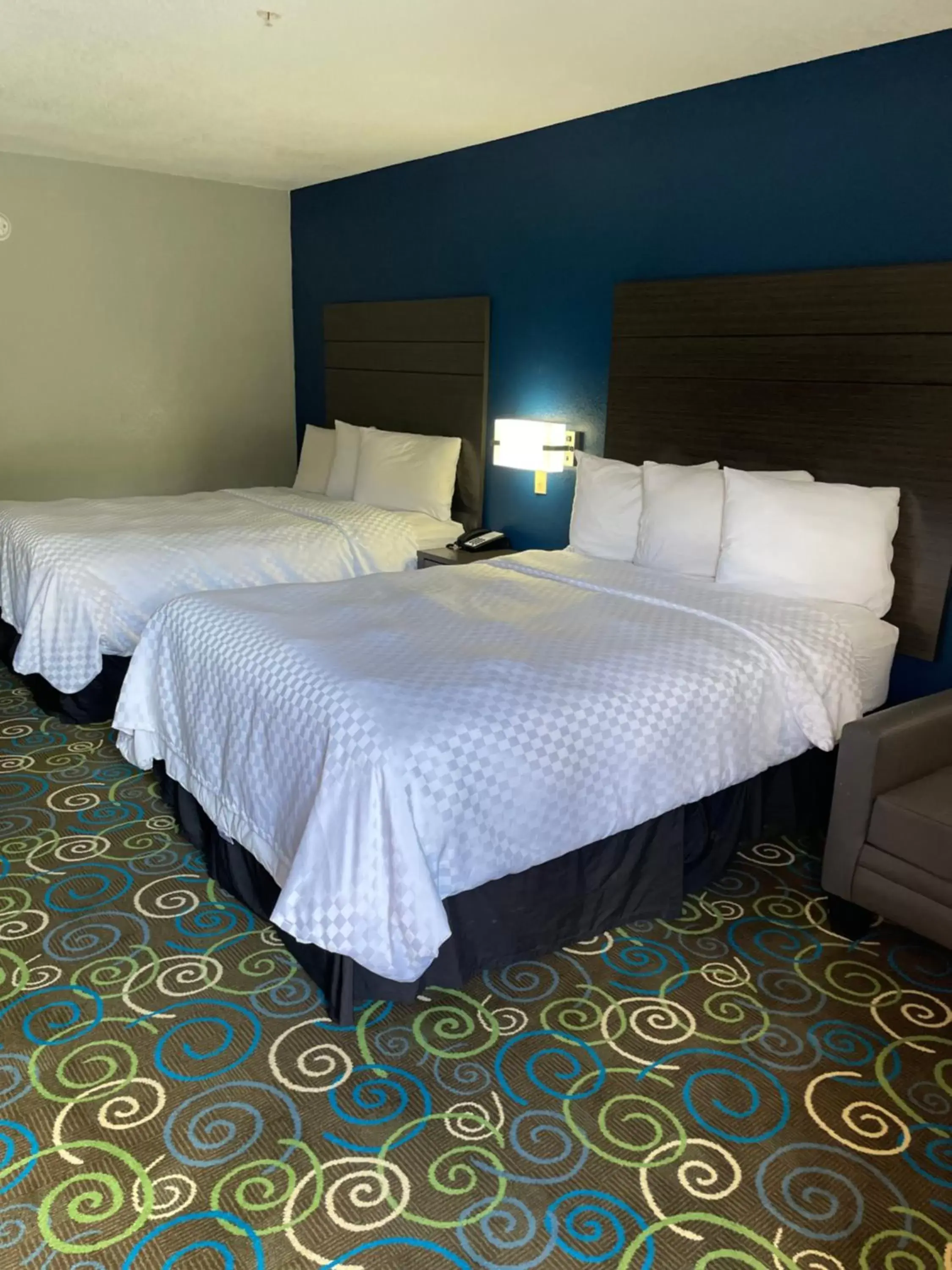 Bed in Clairmont Inn & Suites - Warren