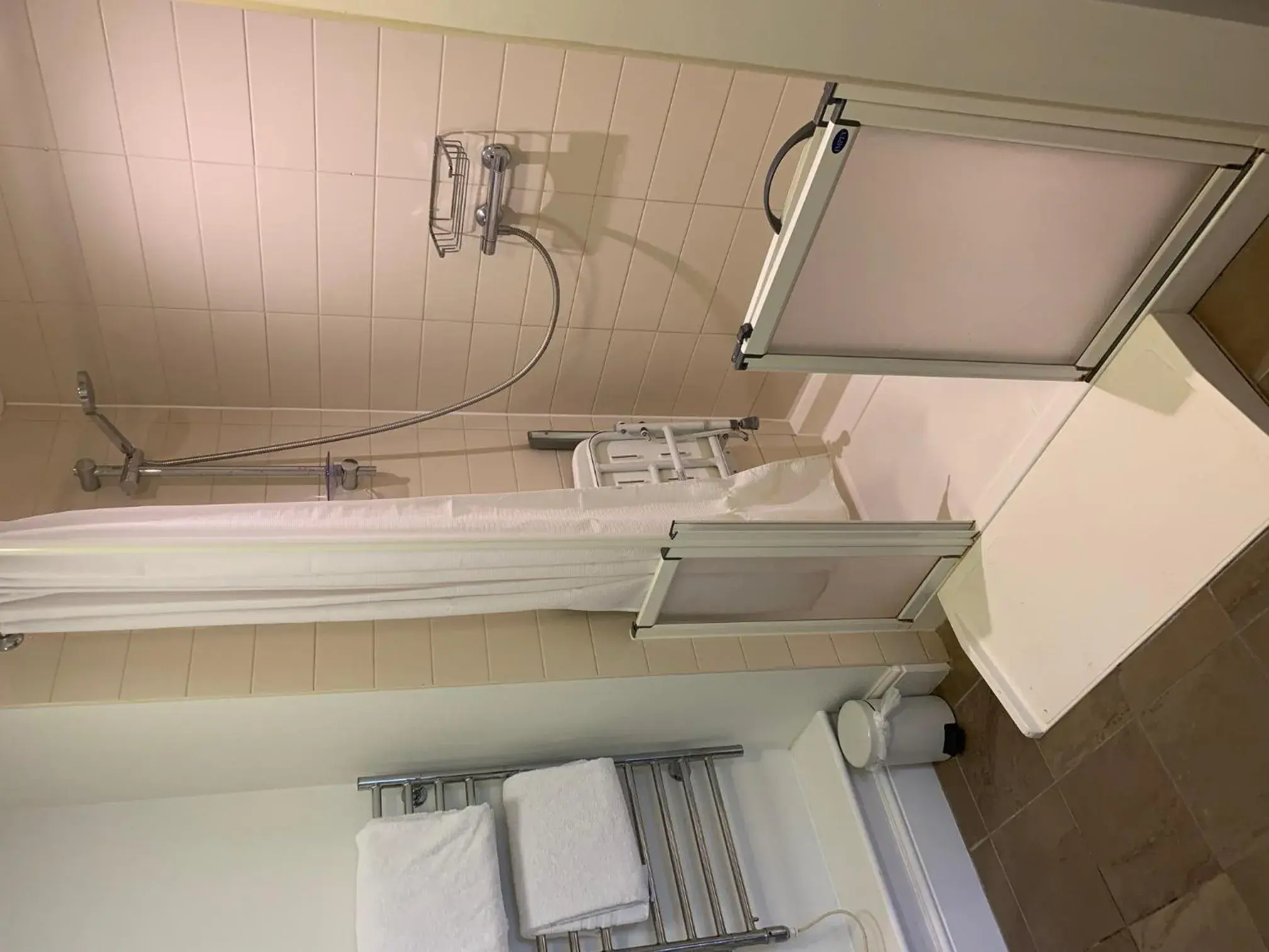 Facility for disabled guests, Bathroom in Kings Arms Hotel
