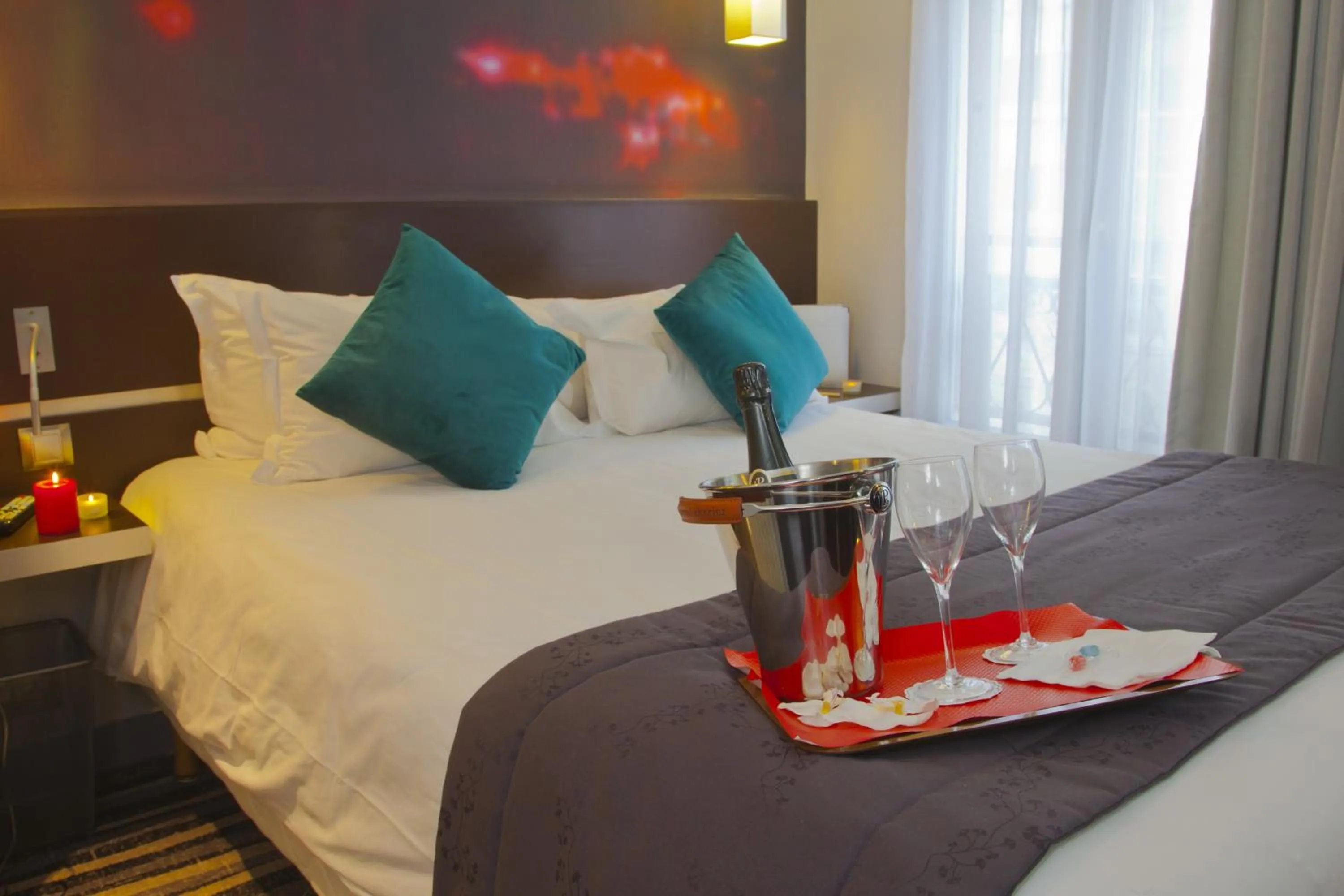 Bed in Hôtel Lumières Montmartre Paris