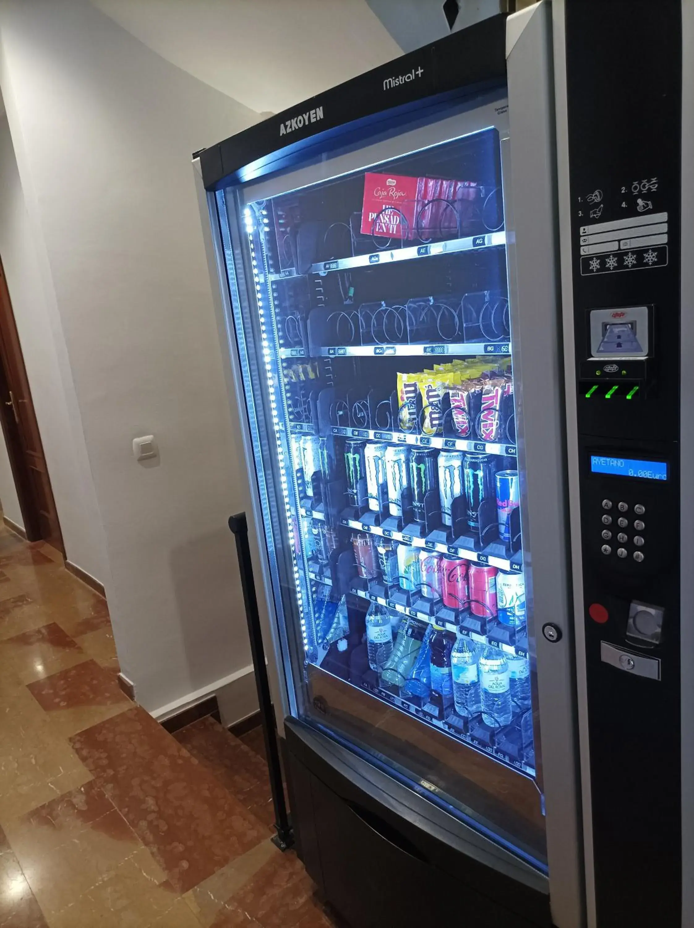 vending machine, TV/Entertainment Center in Hostal San Cayetano