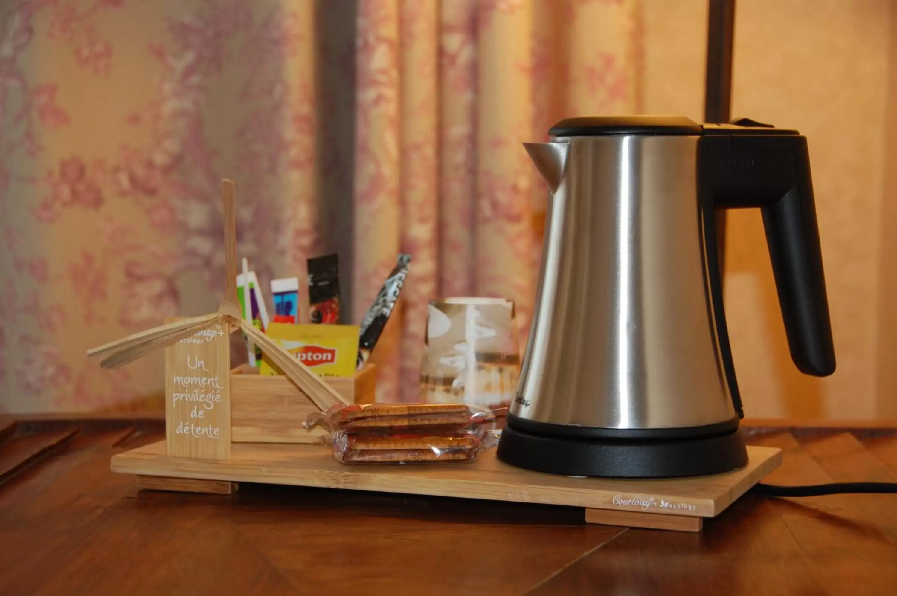 Coffee/tea facilities in Logis Hôtel Le Vert Galant