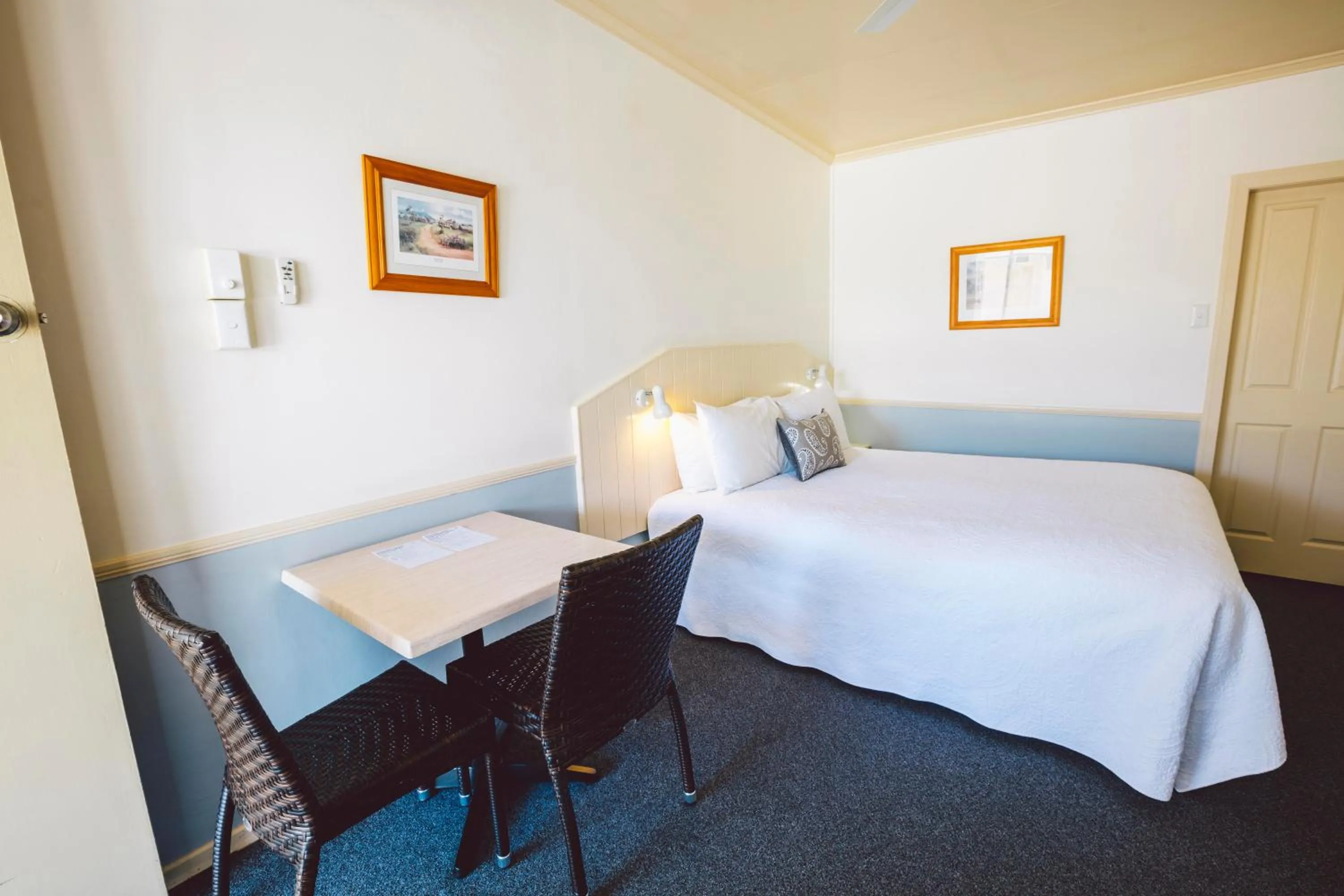 Bed in Boulevard Motel