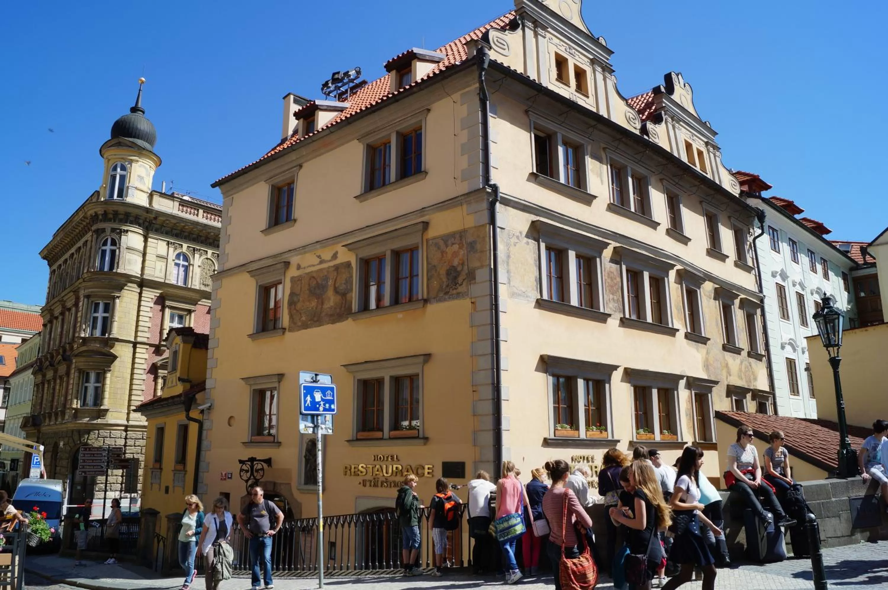 Facade/entrance in Hotel U 3 Pstrosu