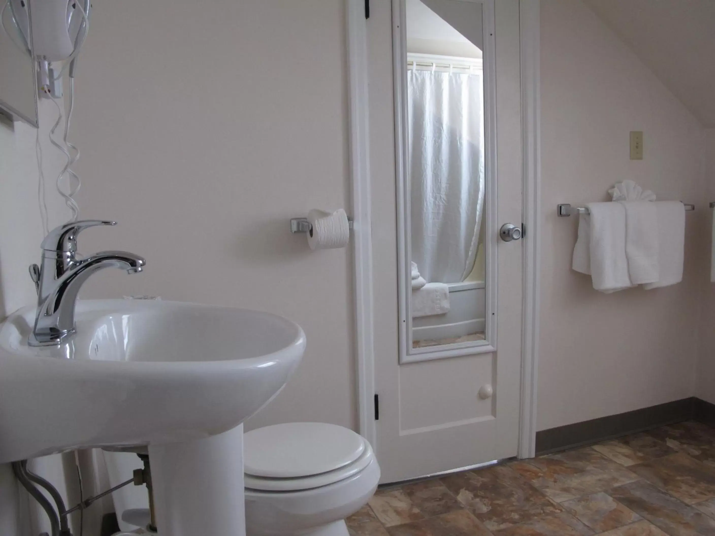 Bathroom in Ecola Creek Lodge