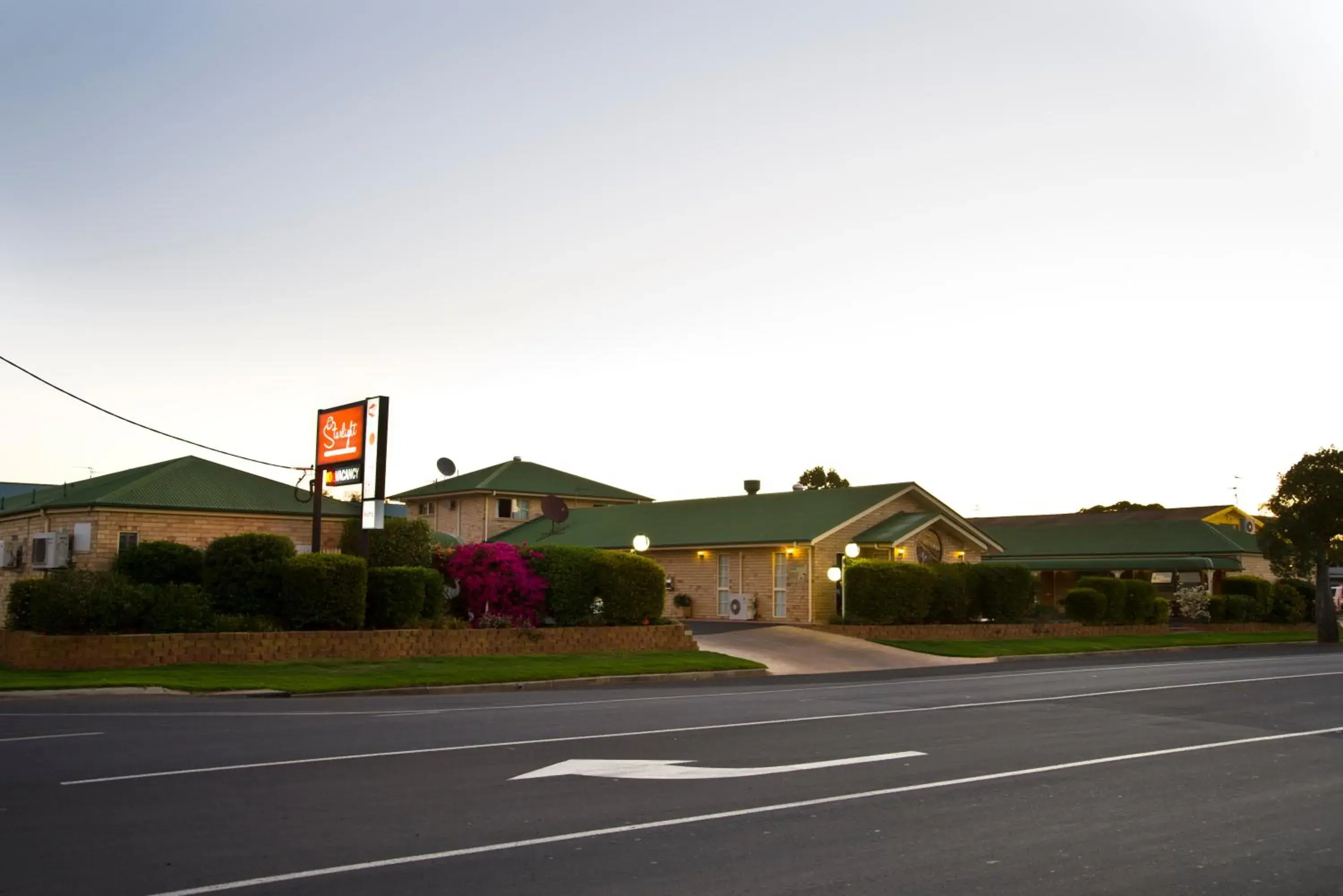 Facade/entrance, Property Building in Starlight Motor Inn