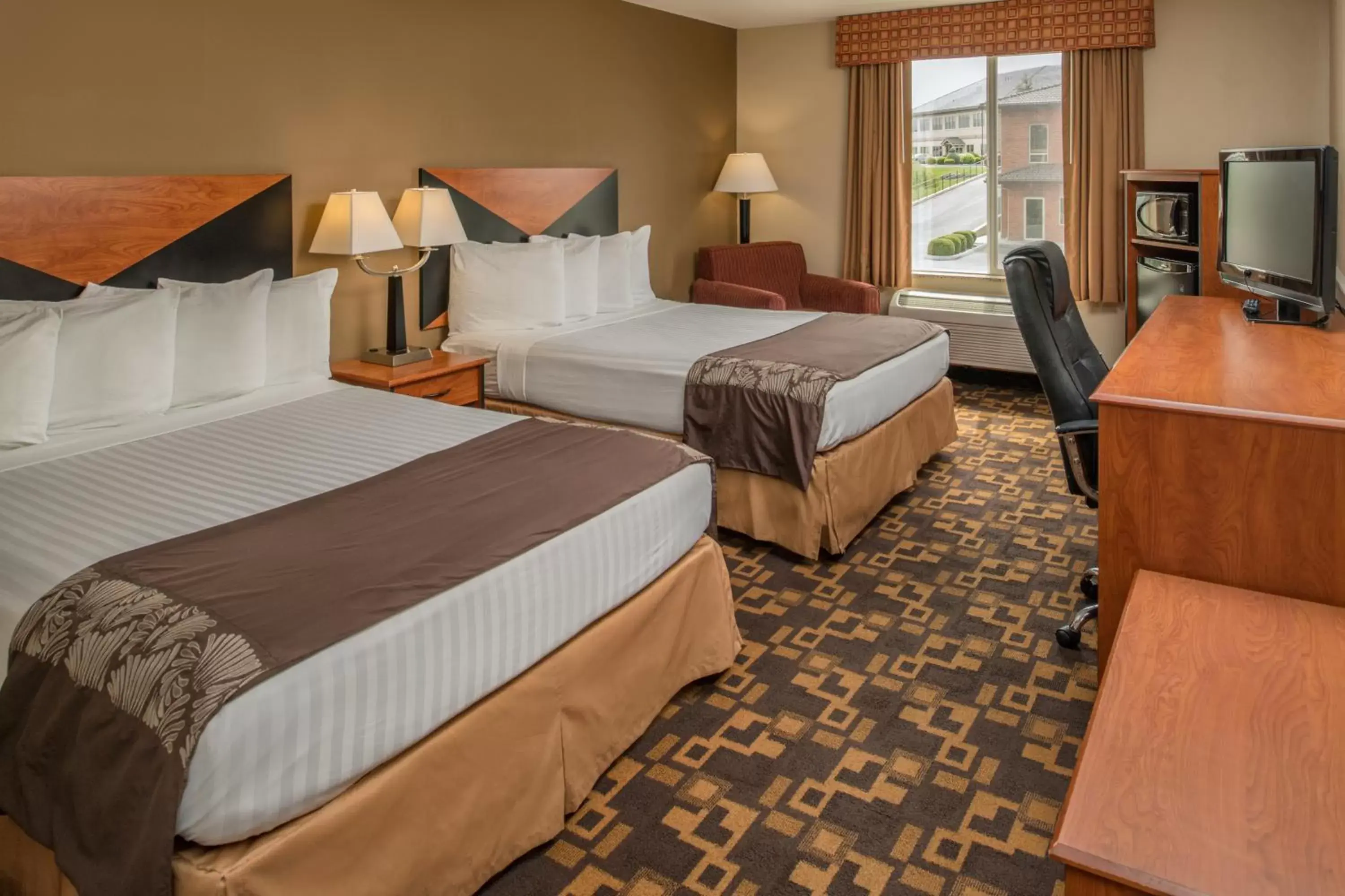 Bed in SureStay Plus Hotel by Best Western Kennewick Tri-Cities