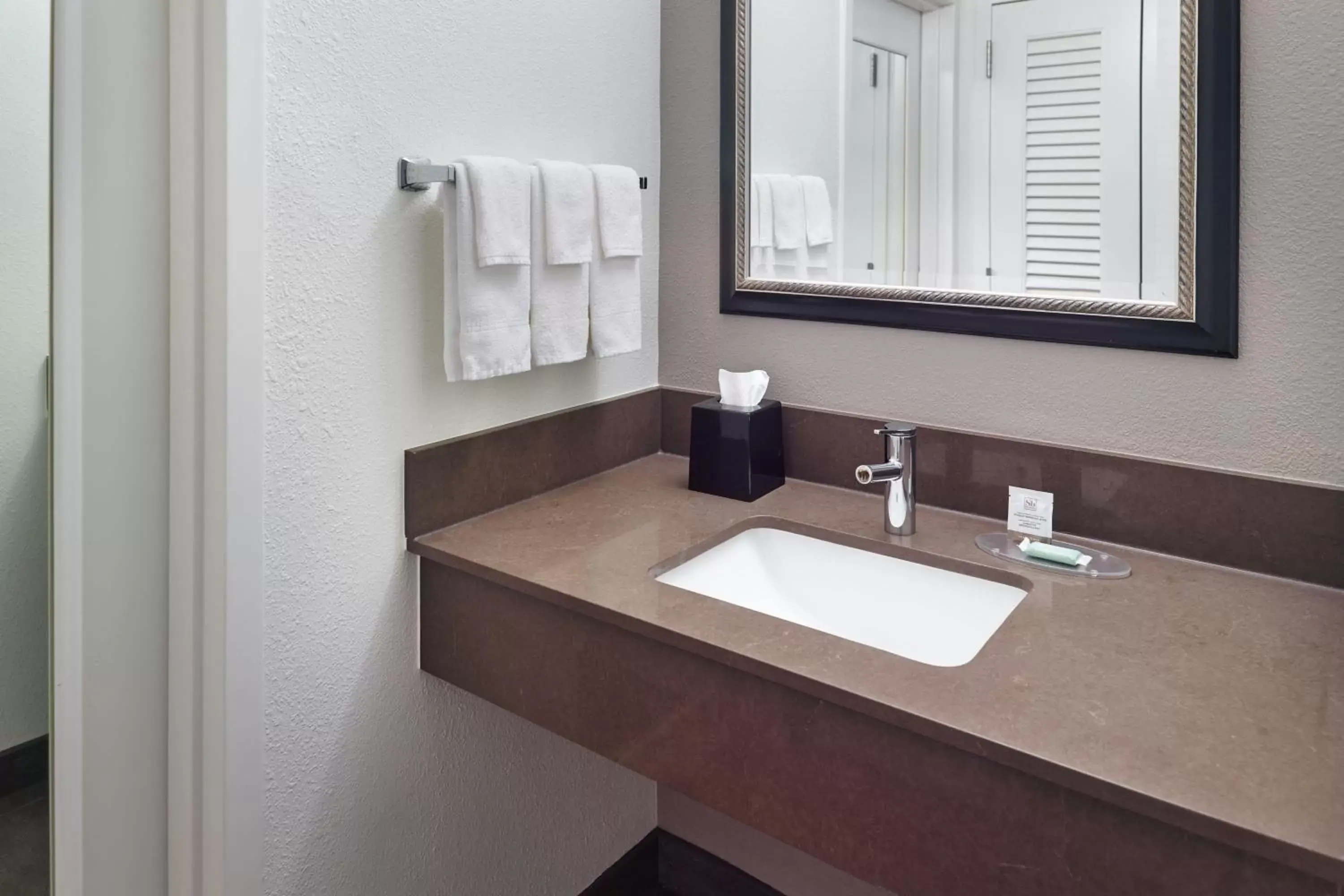 Photo of the whole room, Bathroom in Courtyard by Marriott Nashville Brentwood