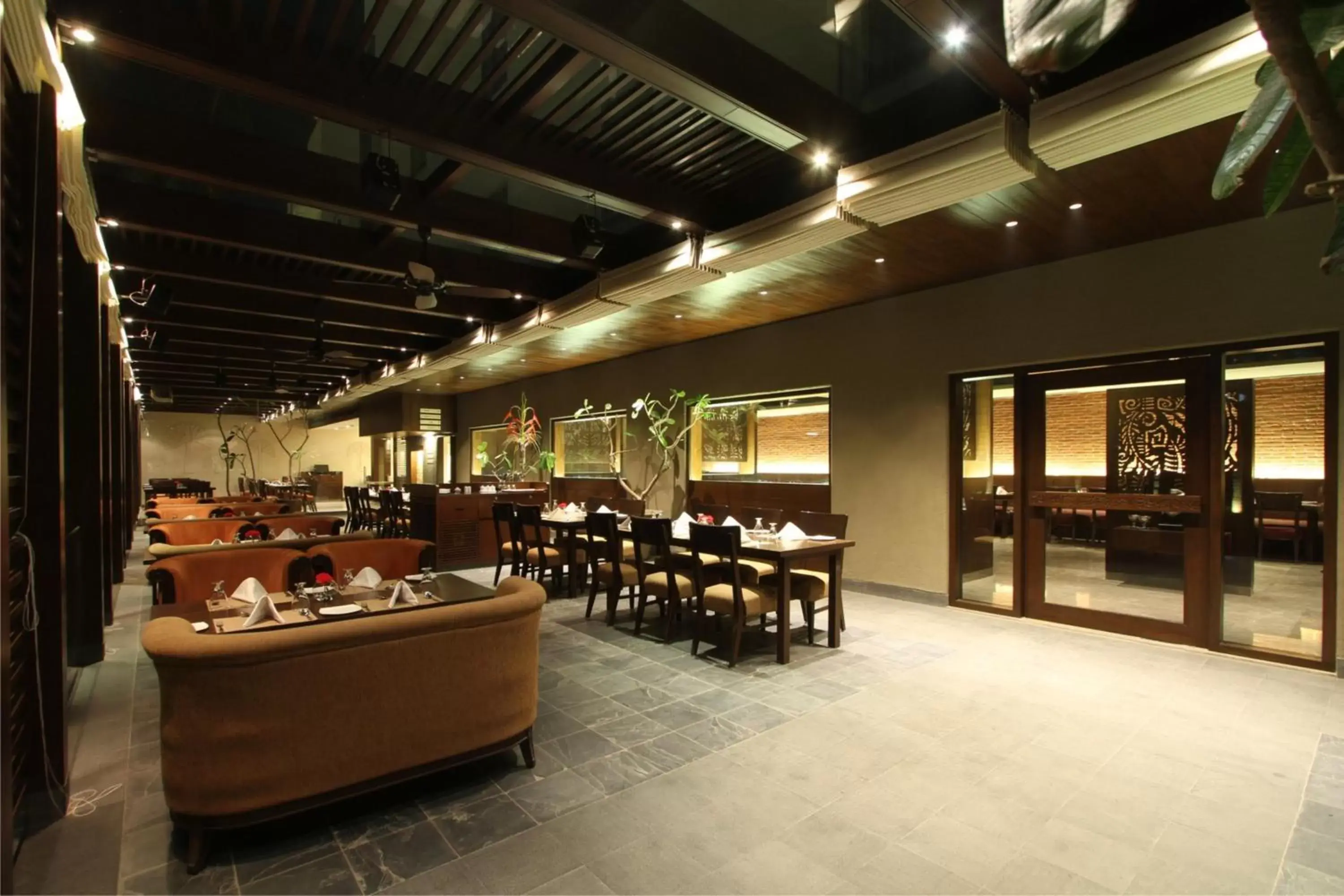 Restaurant/Places to Eat in Hotel Express Residency Vadodara