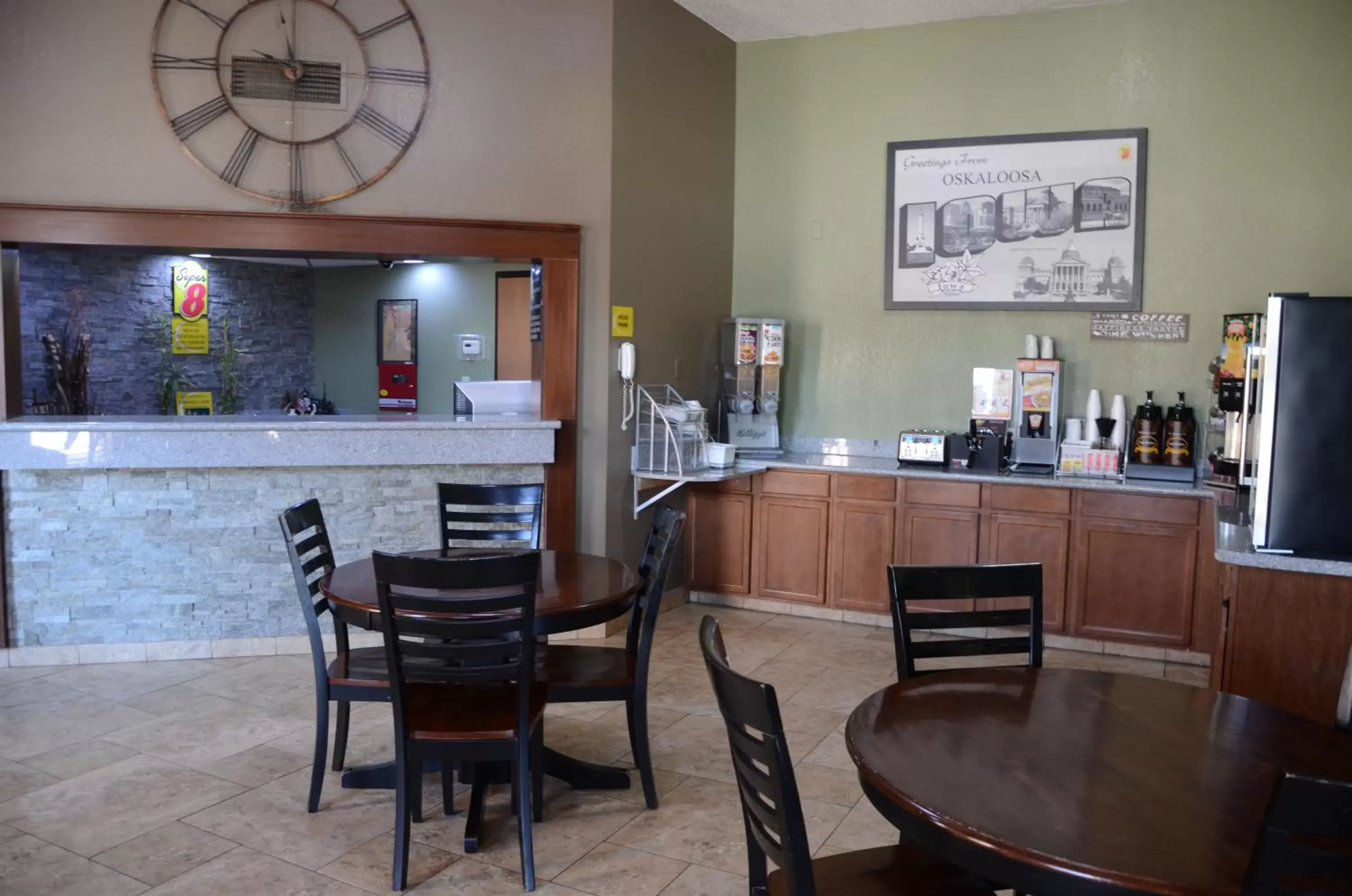 Lobby or reception, Restaurant/Places to Eat in Super 8 by Wyndham Oskaloosa IA