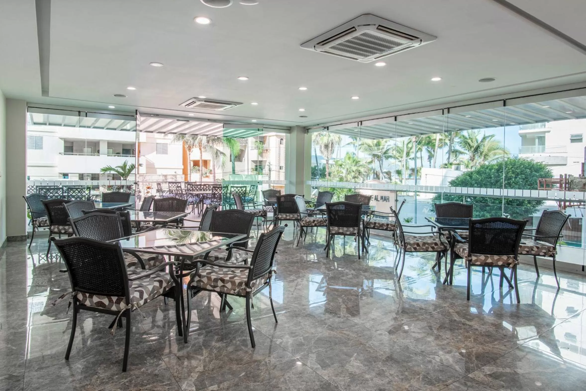 Restaurant/places to eat in Hotel Ave Inn