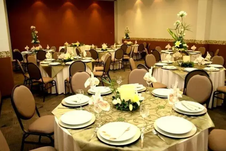 Banquet/Function facilities, Restaurant/Places to Eat in Quinta Dorada Hotel & Suites