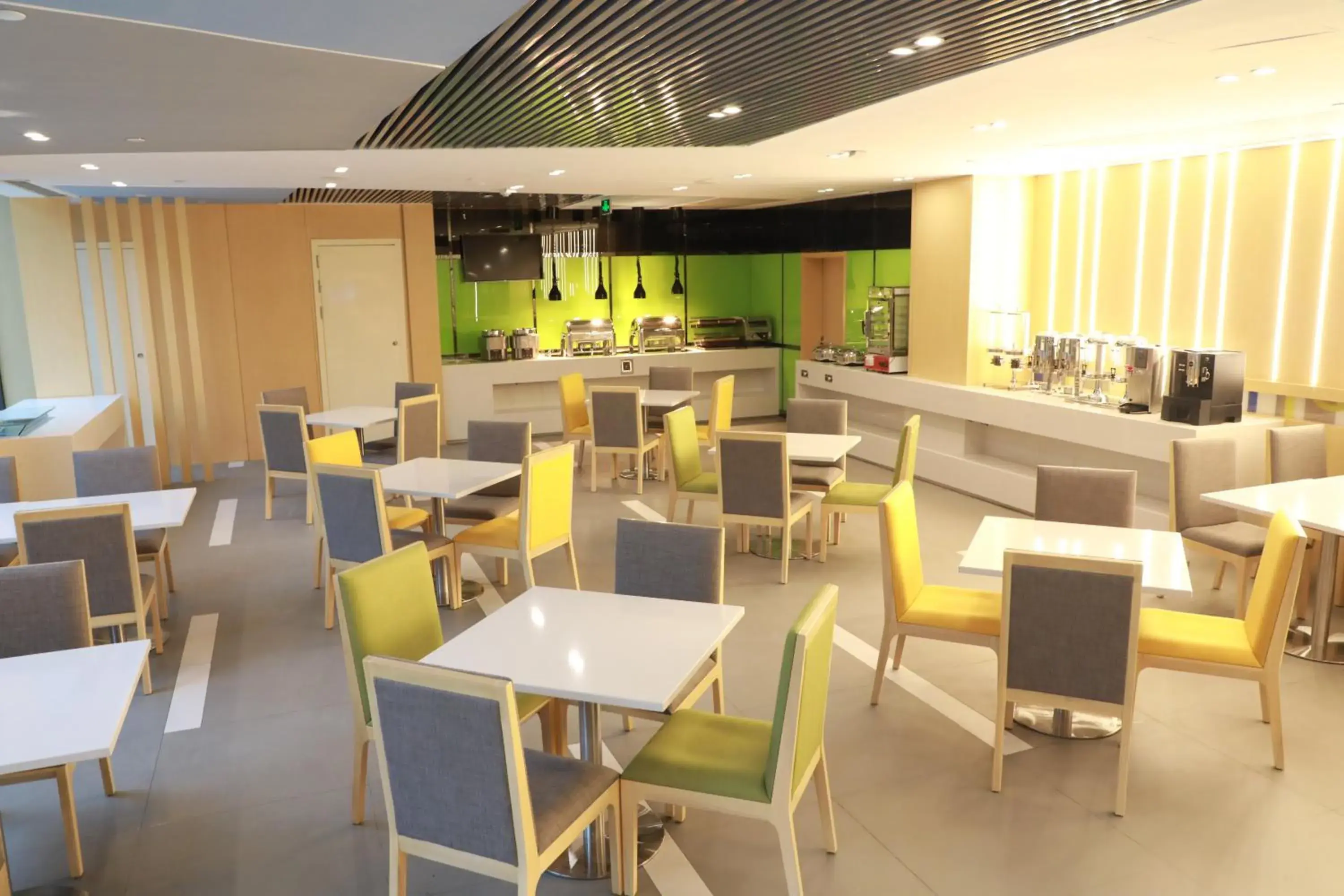 Breakfast, Restaurant/Places to Eat in Holiday Inn Express Shijiazhuang Heping, an IHG Hotel