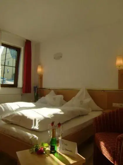 Day, Bed in Gasthof Hotel Zum Hirsch***S