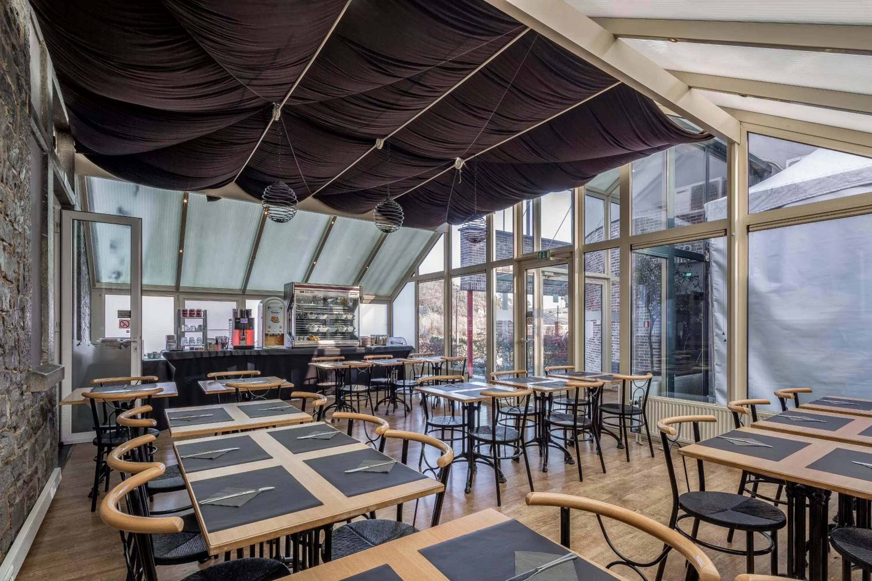 Restaurant/places to eat in New Hotel de Lives