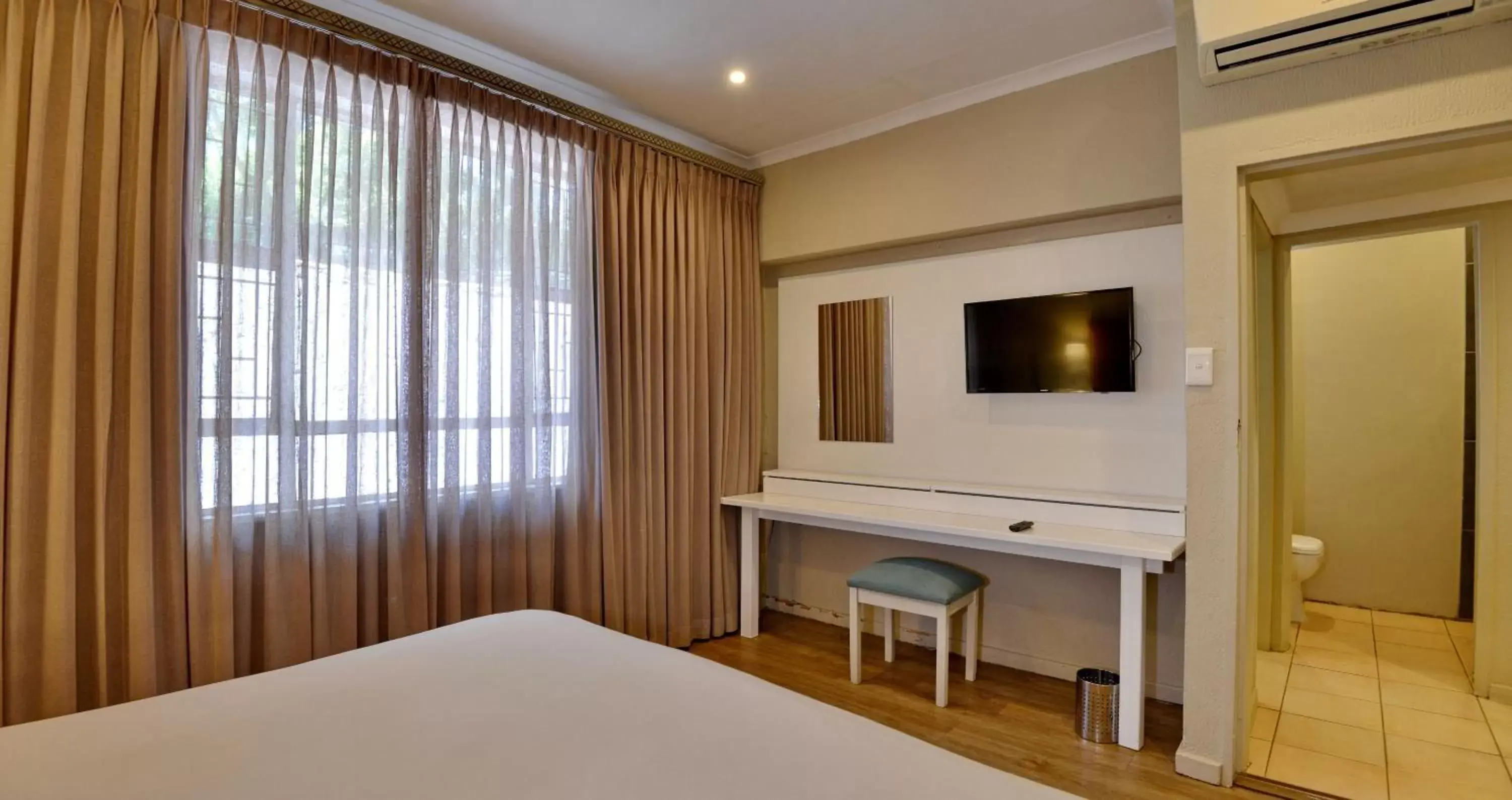 TV and multimedia, Bed in ANEW Resort Hunters Rest Rustenburg