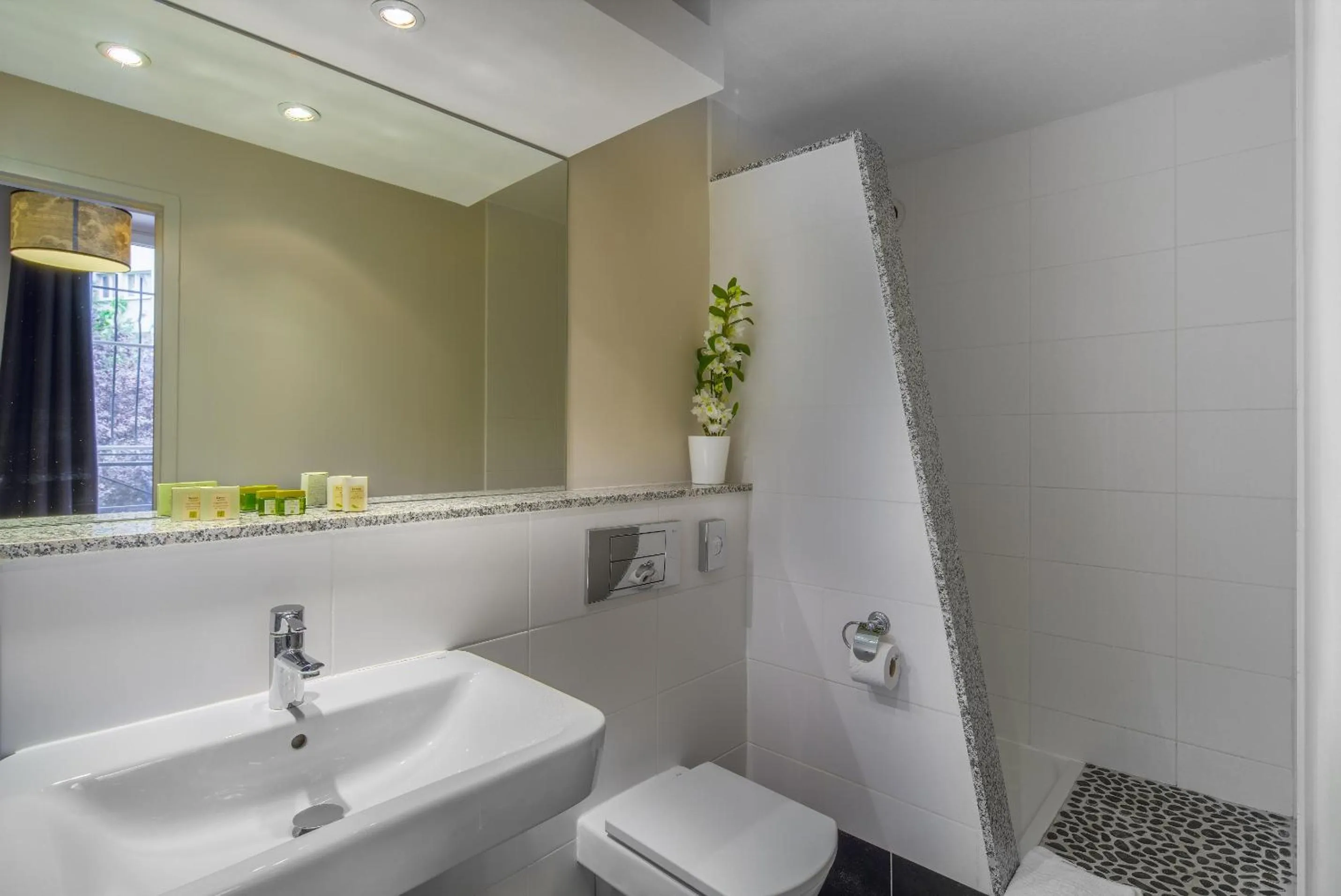 Bathroom in Hôtel Claret Bercy